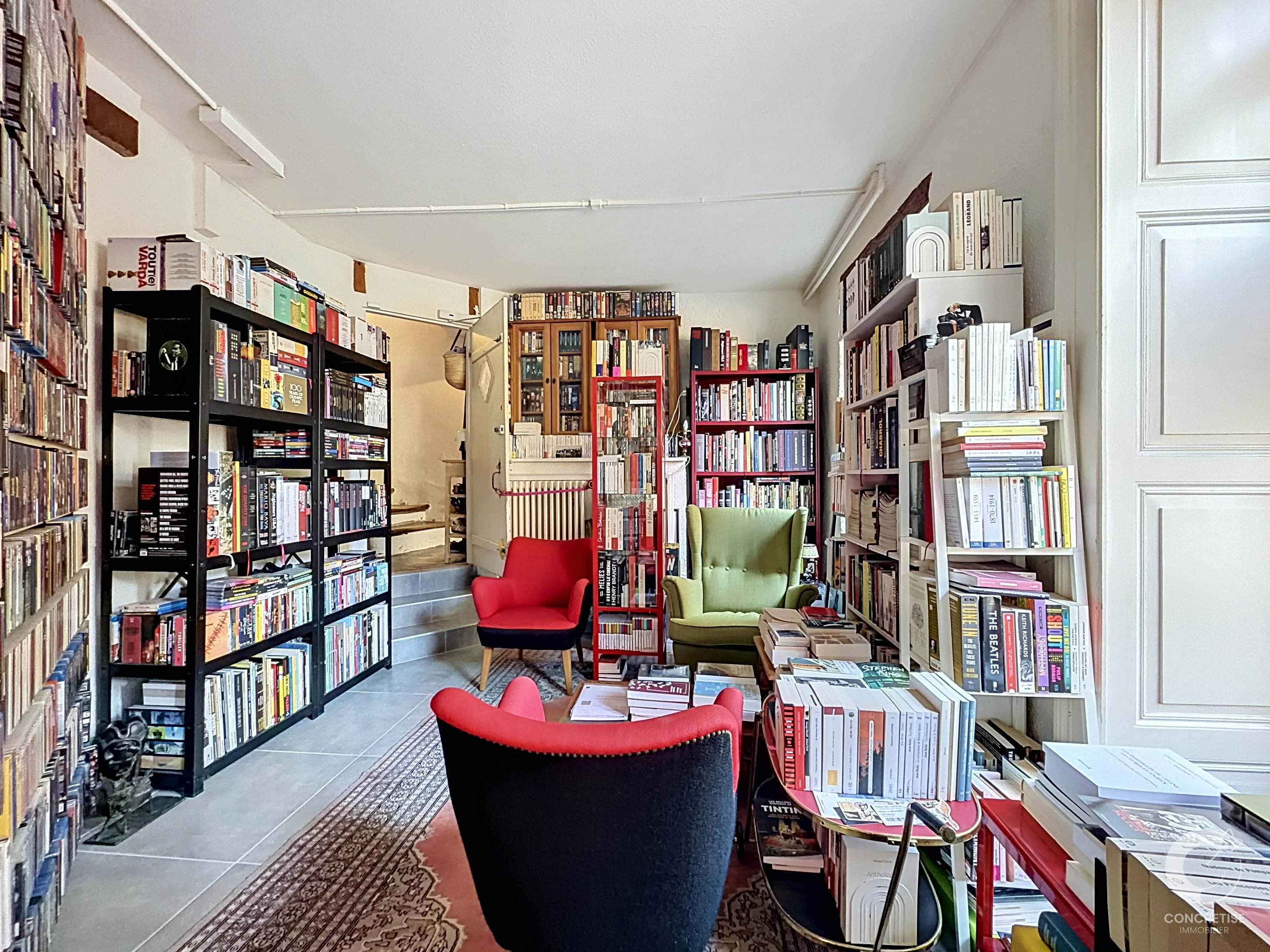 Bibliothek oder Lesezimmer mit dicht gefüllten Regalen