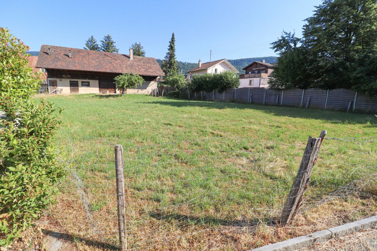Ländliches Grundstück mit Wiese und Haus