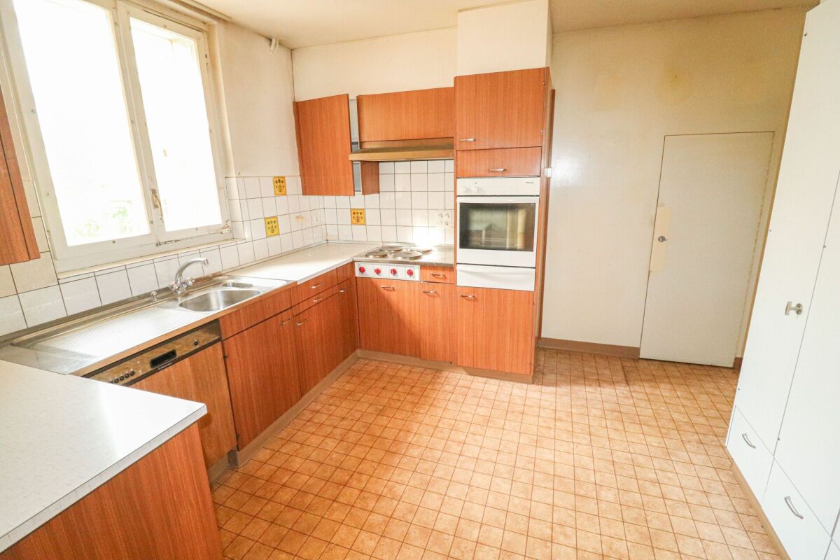 Kleine U-förmige Küche mit Fenster