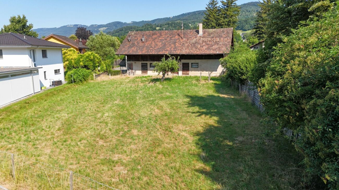 Garten mit Haus und Bergblick
