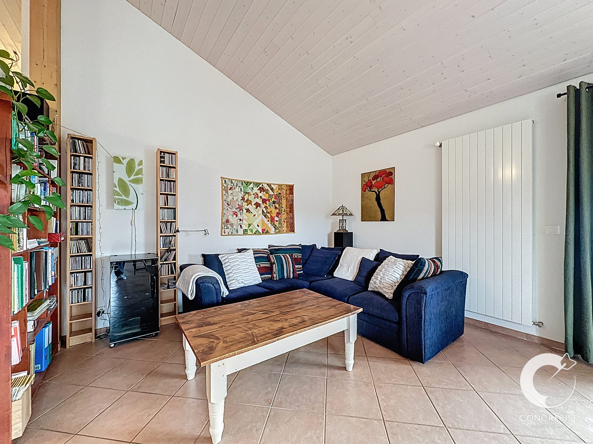 Wohnzimmer mit blauem Ecksofa