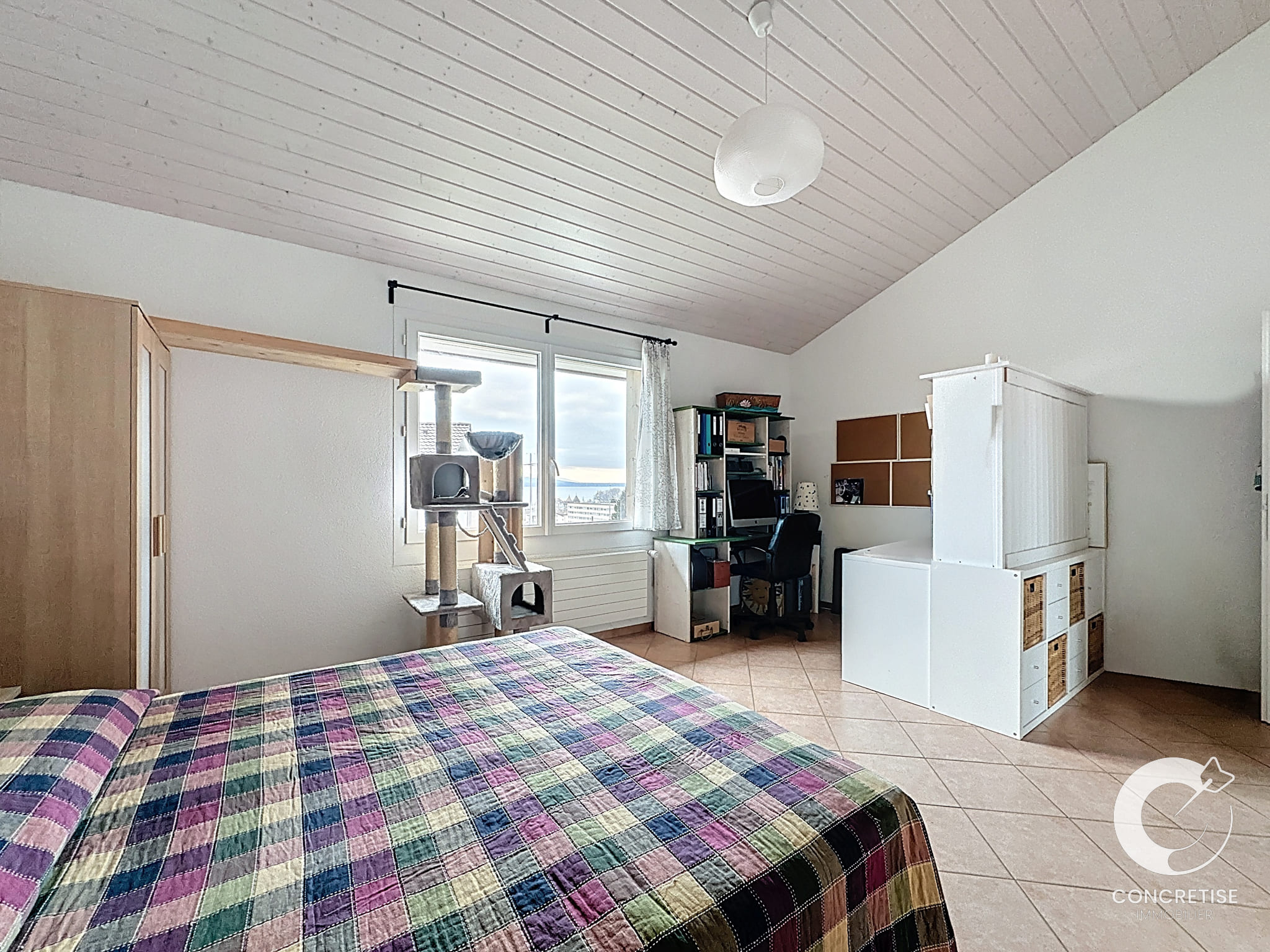 Schlafzimmer mit Arbeitsplatz und Katzenbaum