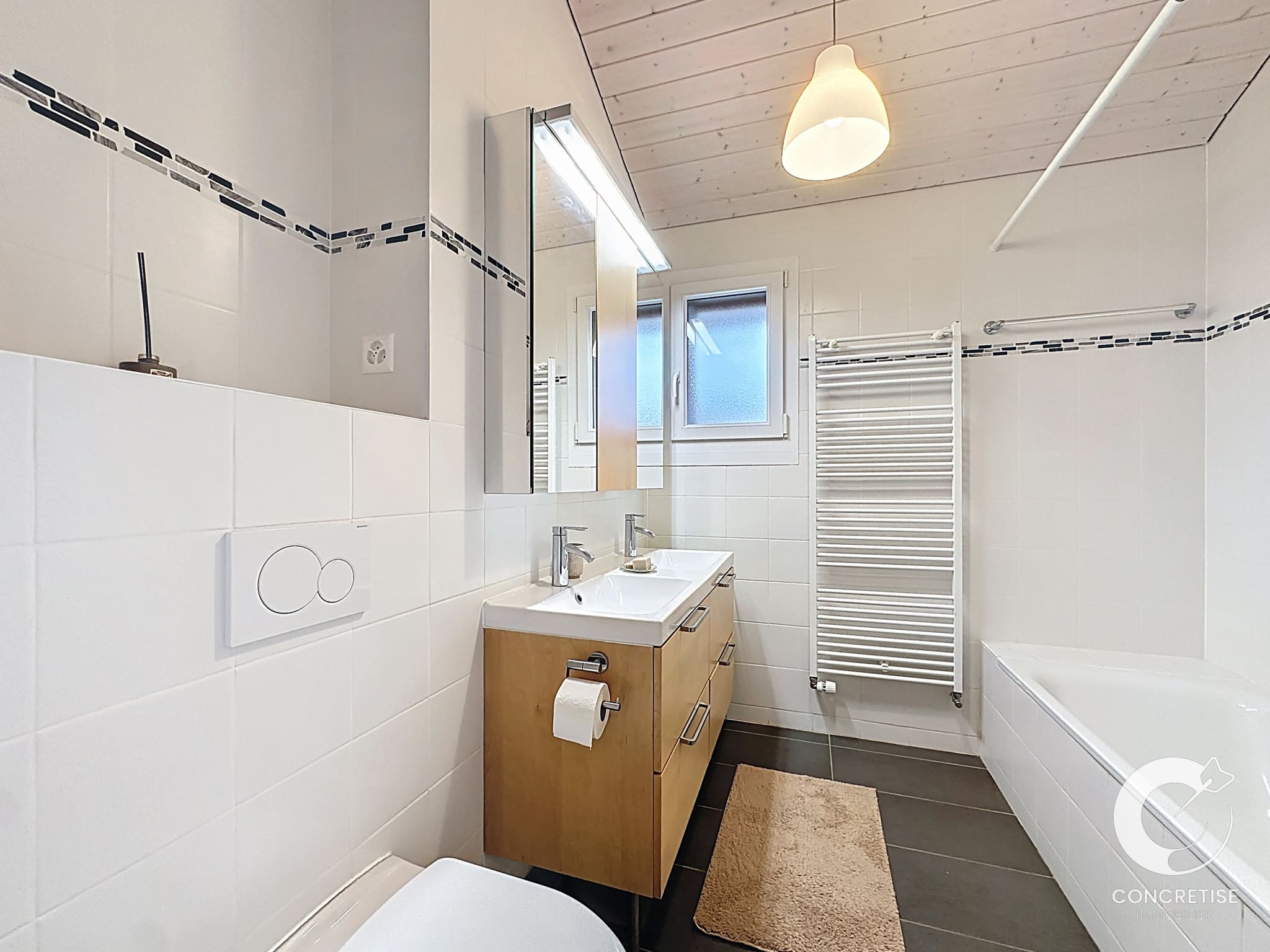 Modernes Badezimmer mit Dachfenster und Waschtisch
