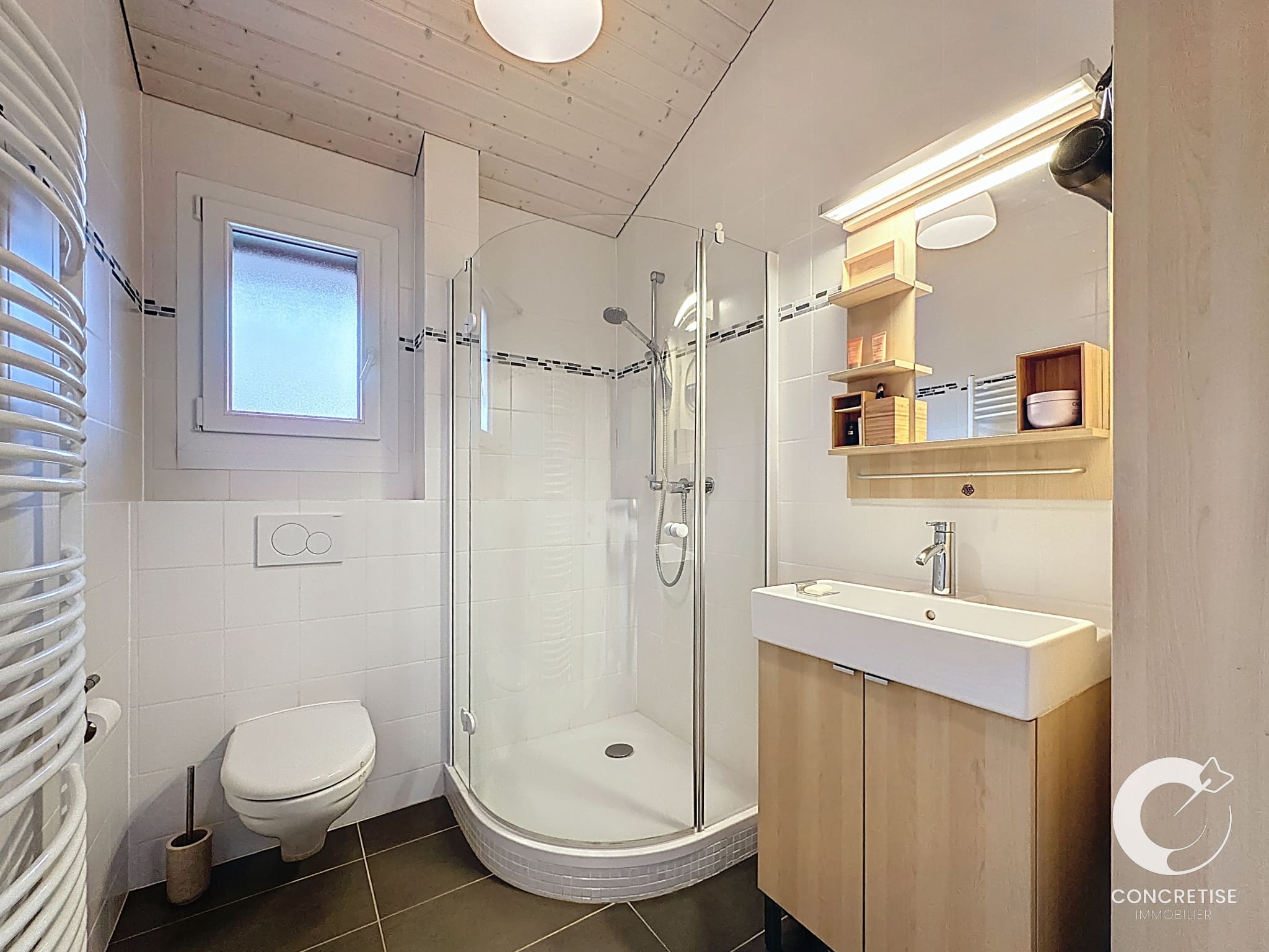 Kleines modernes Badezimmer mit Dusche und WC