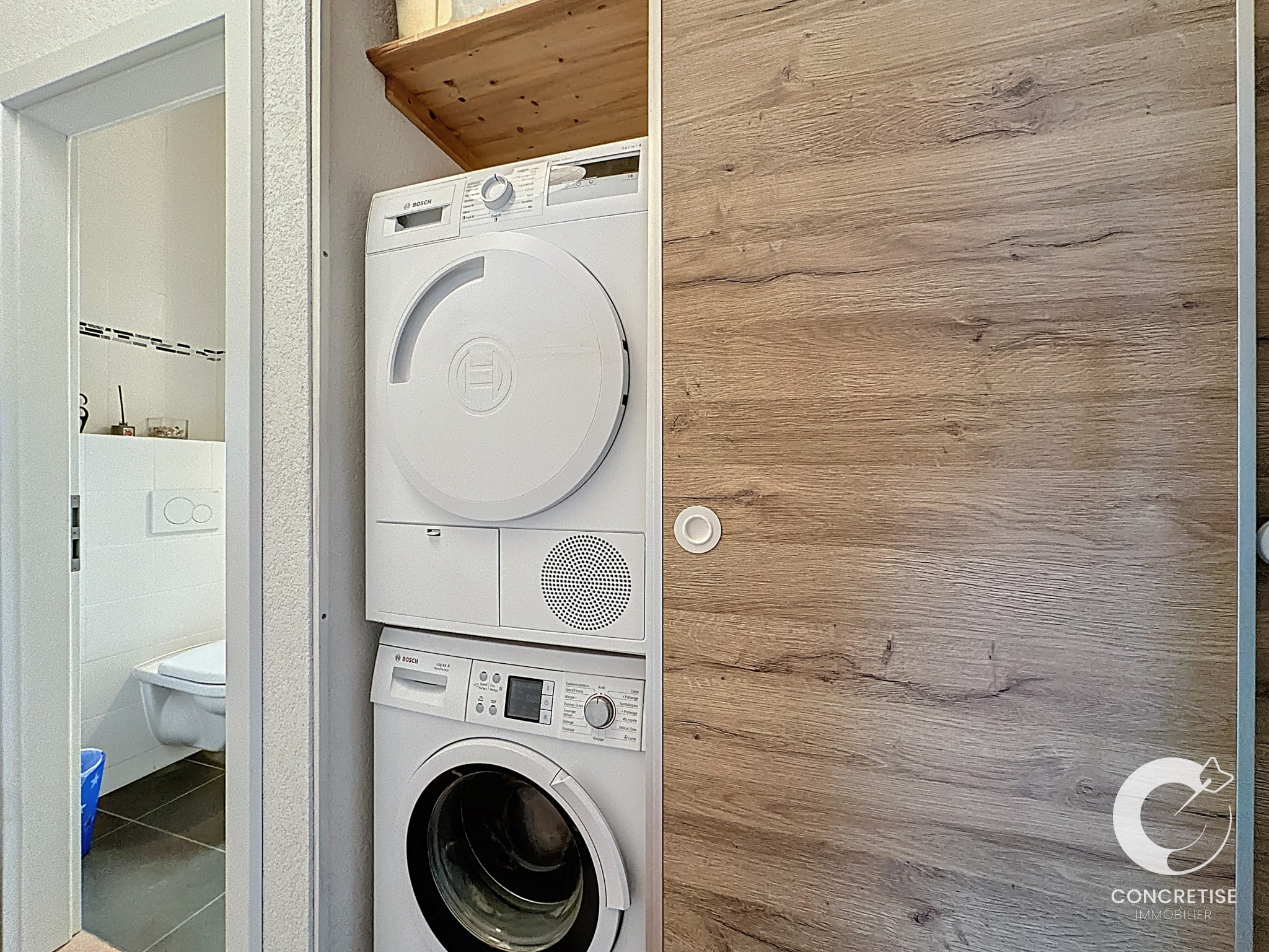 Hauswirtschaftsbereich mit Waschmaschine und Trockner
