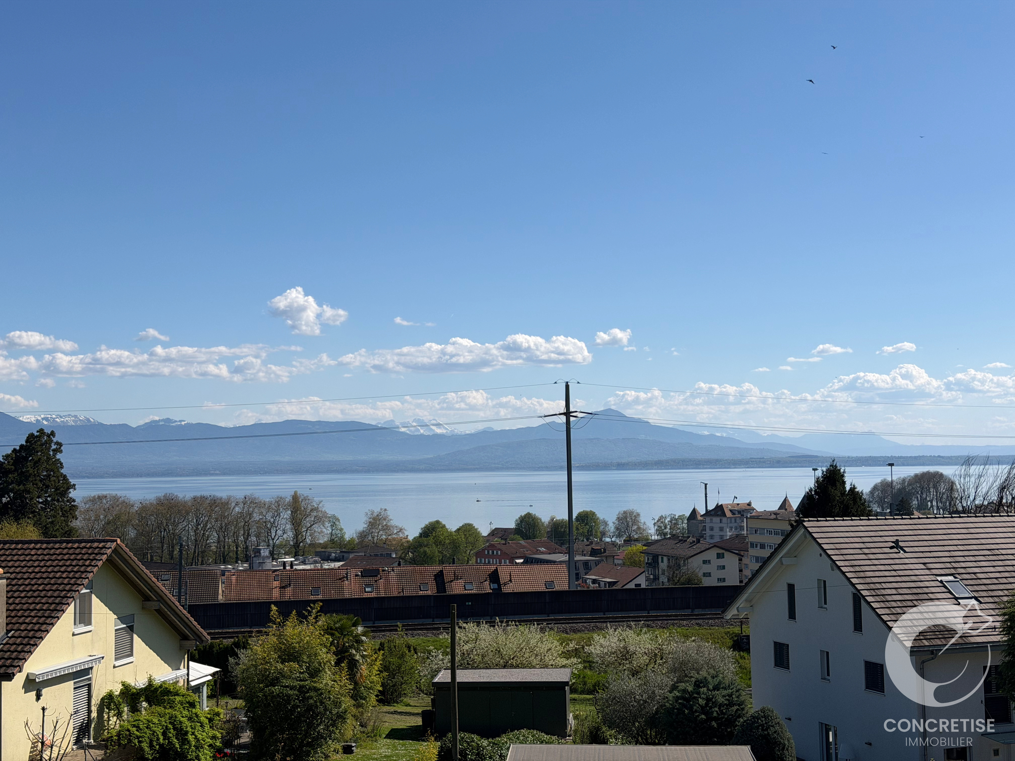 Seeblick mit Bergen
