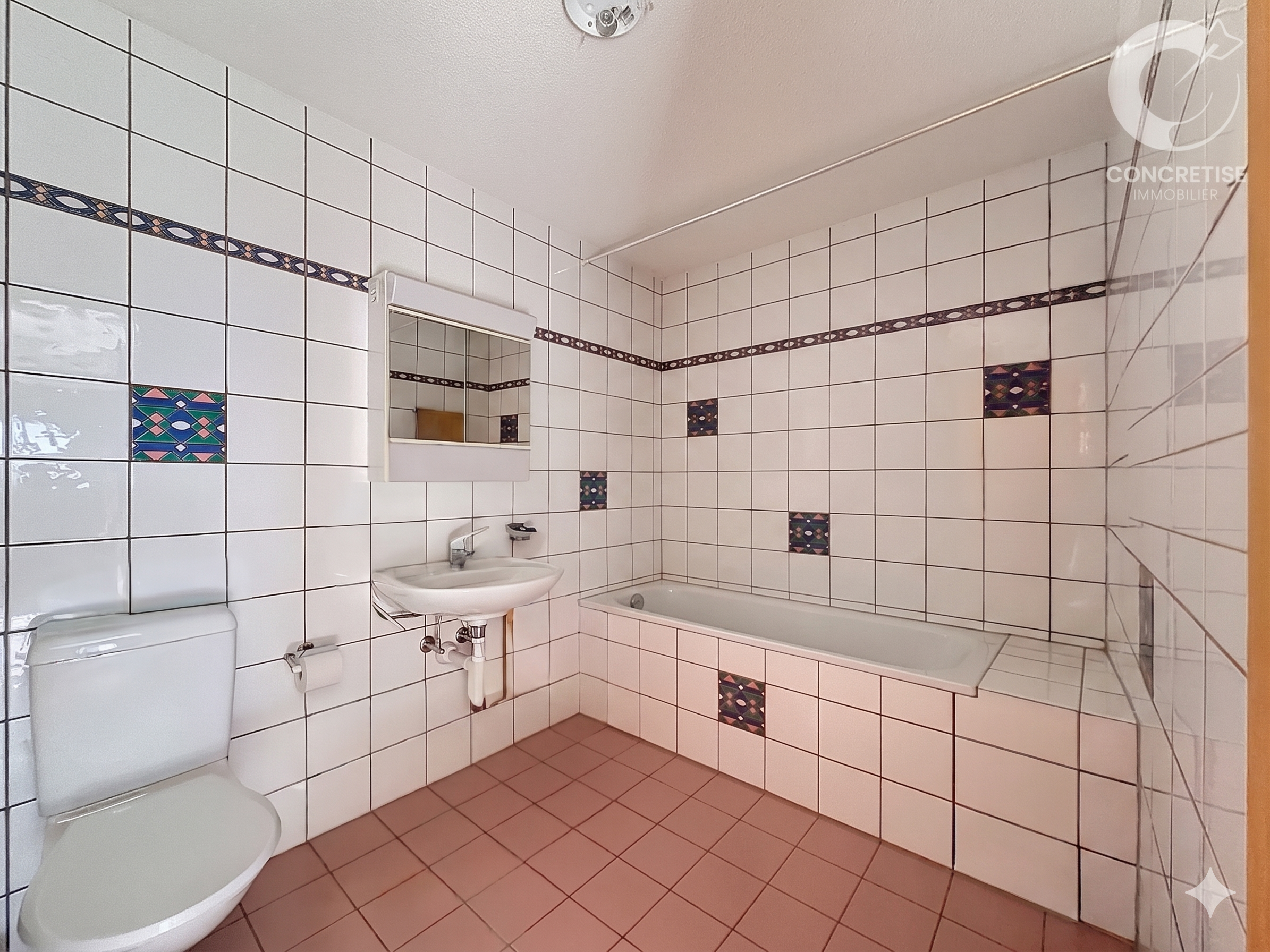 Badezimmer mit Badewanne und WC