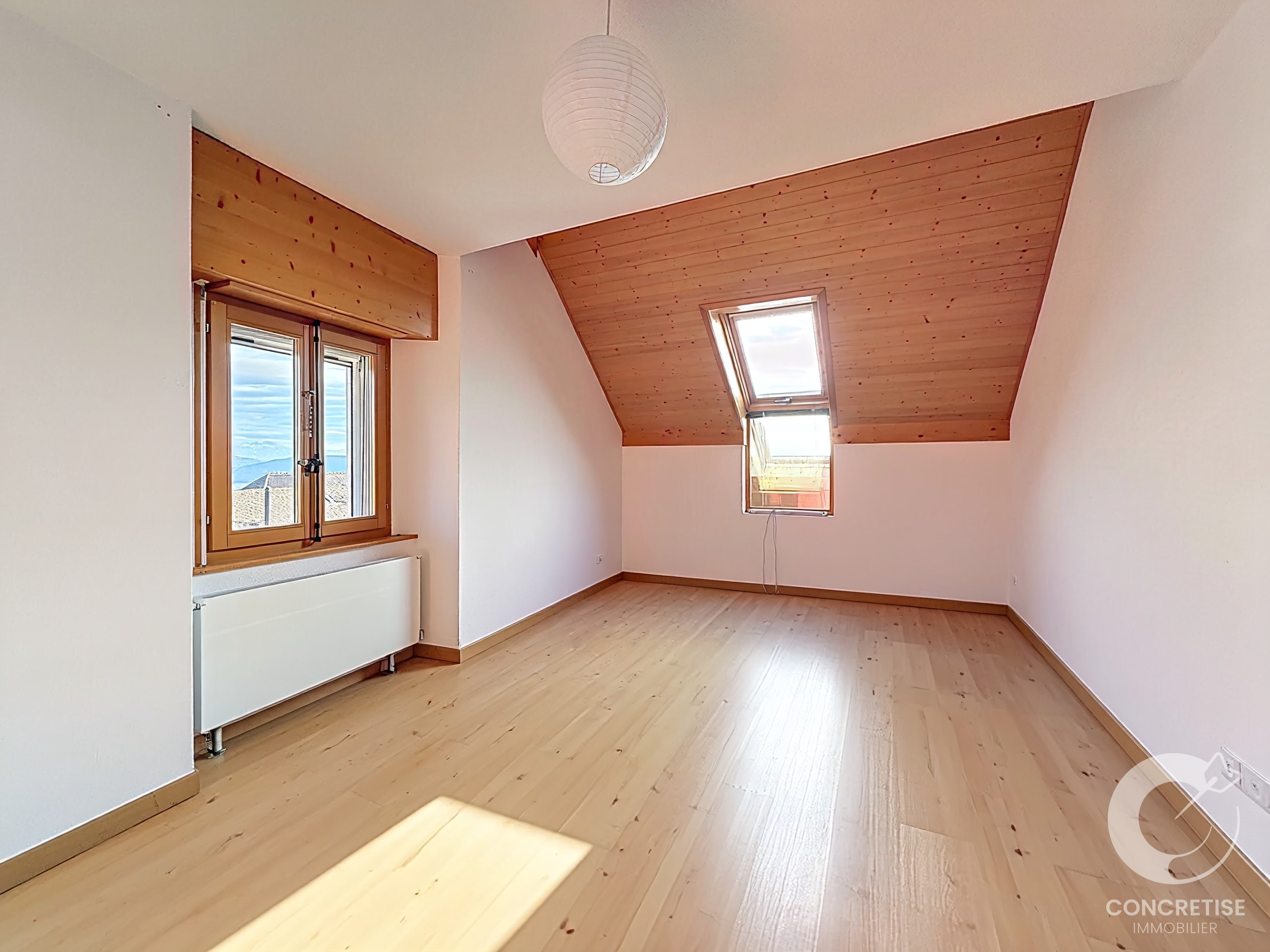 Helles Dachzimmer mit Holzbalkendecke
