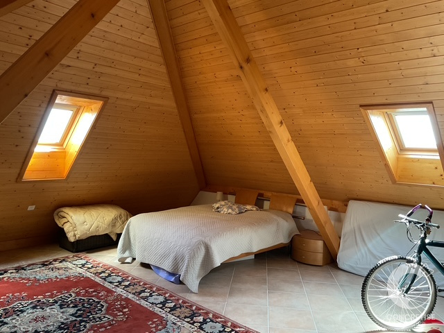 Ausgebauter Dachraum mit Bett