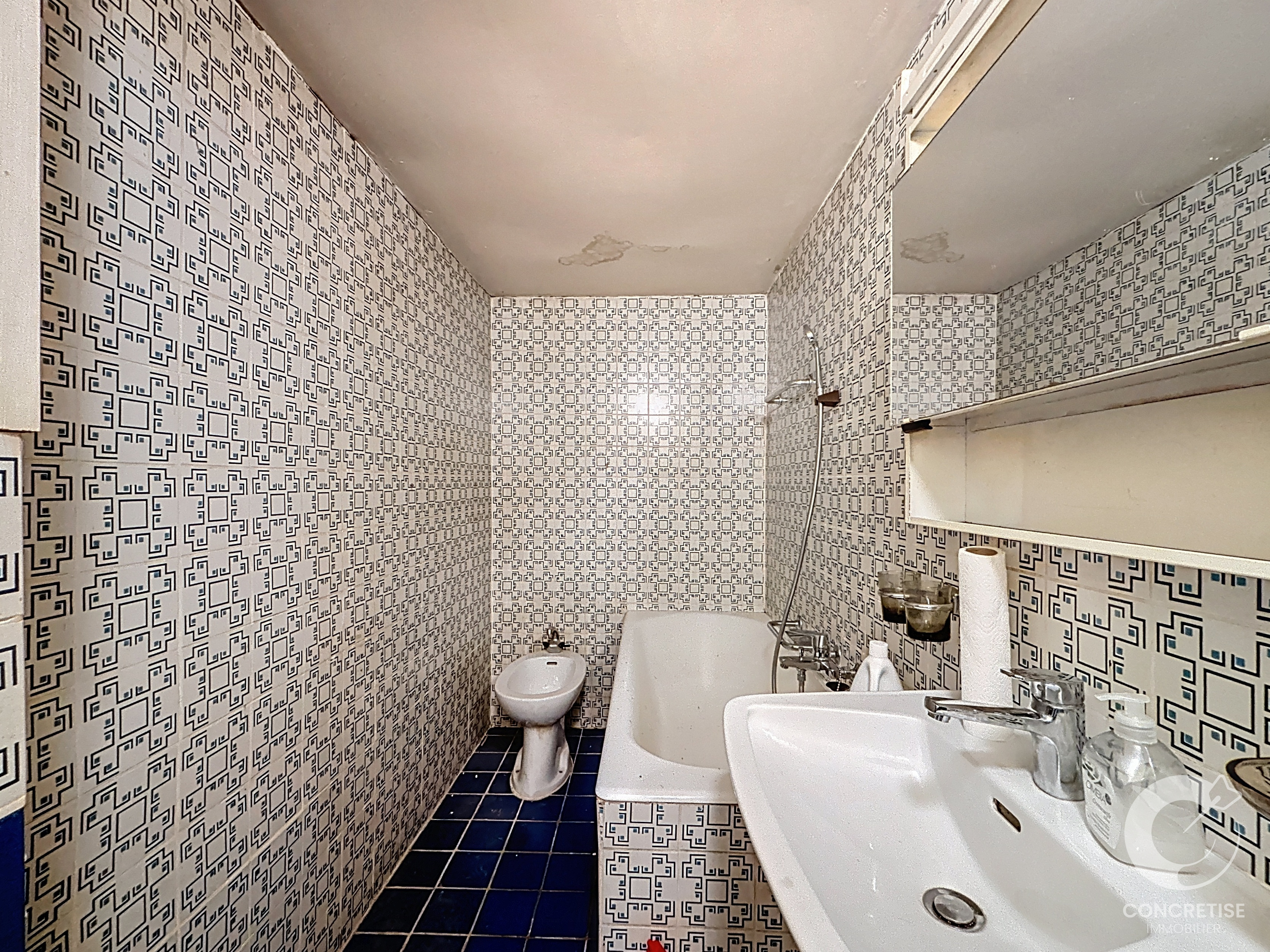 Kleines Badezimmer mit Retro-Fliesen