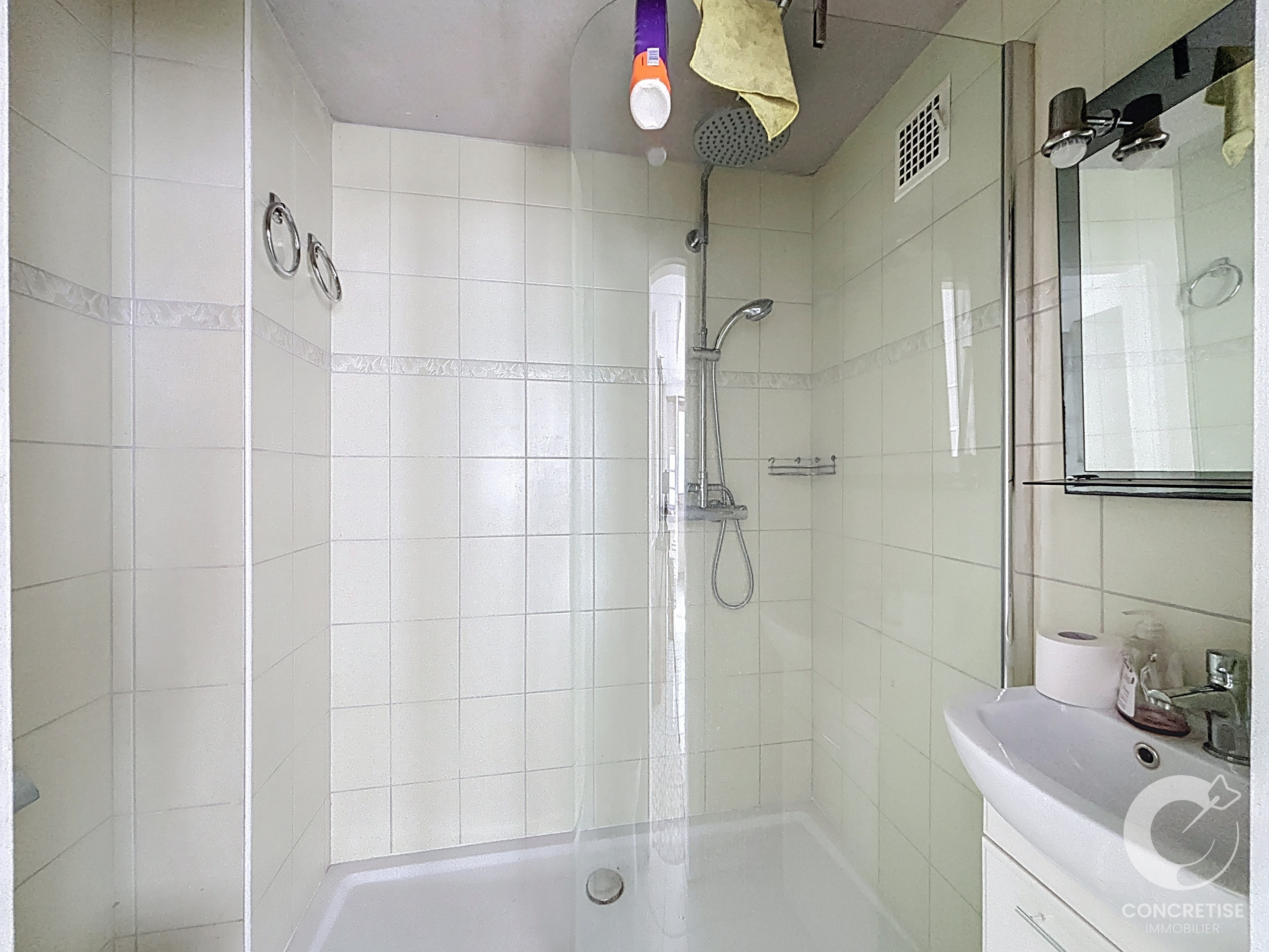 Modernes Badezimmer mit Dusche