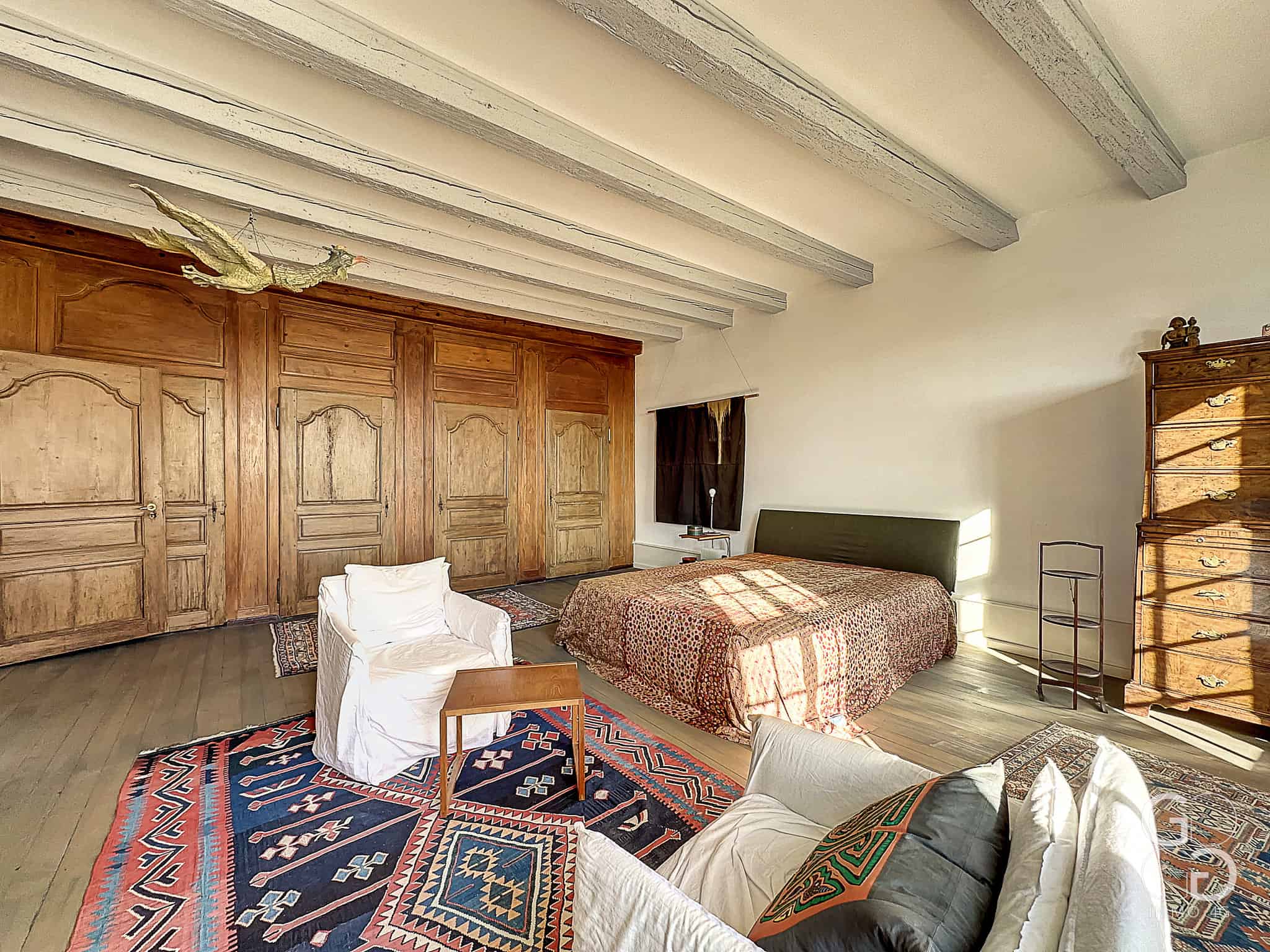 Großes Schlafzimmer mit rustikalen Holzelementen