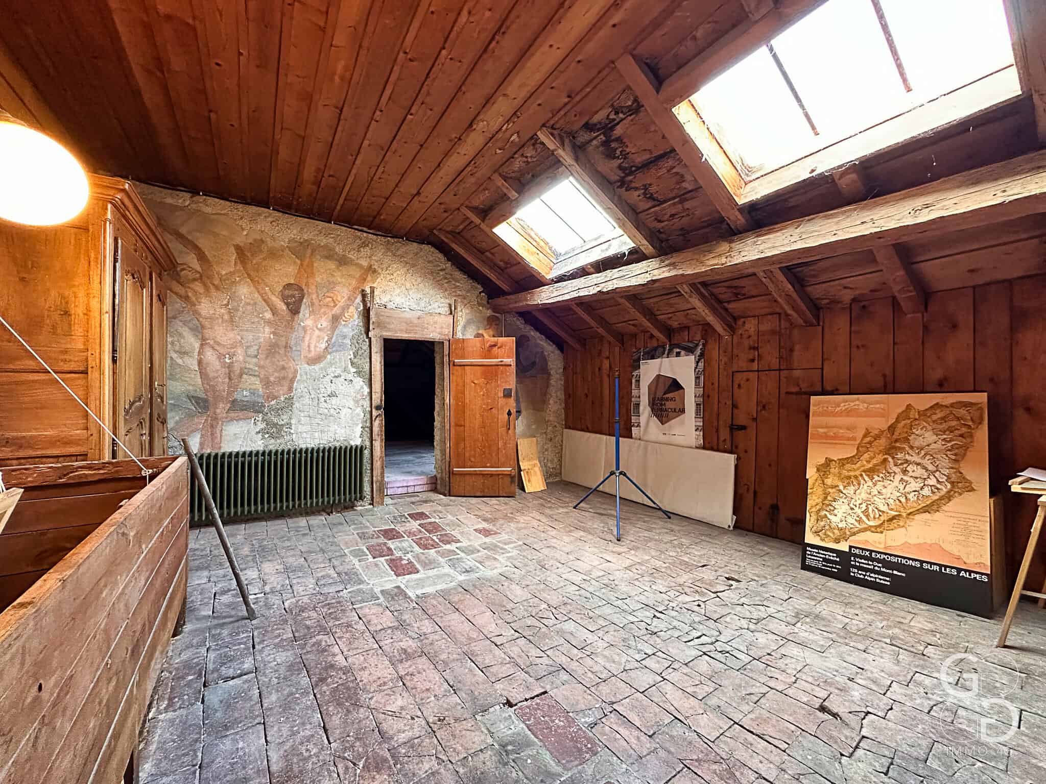 Dachgeschossraum mit Holzverkleidung und Fresko