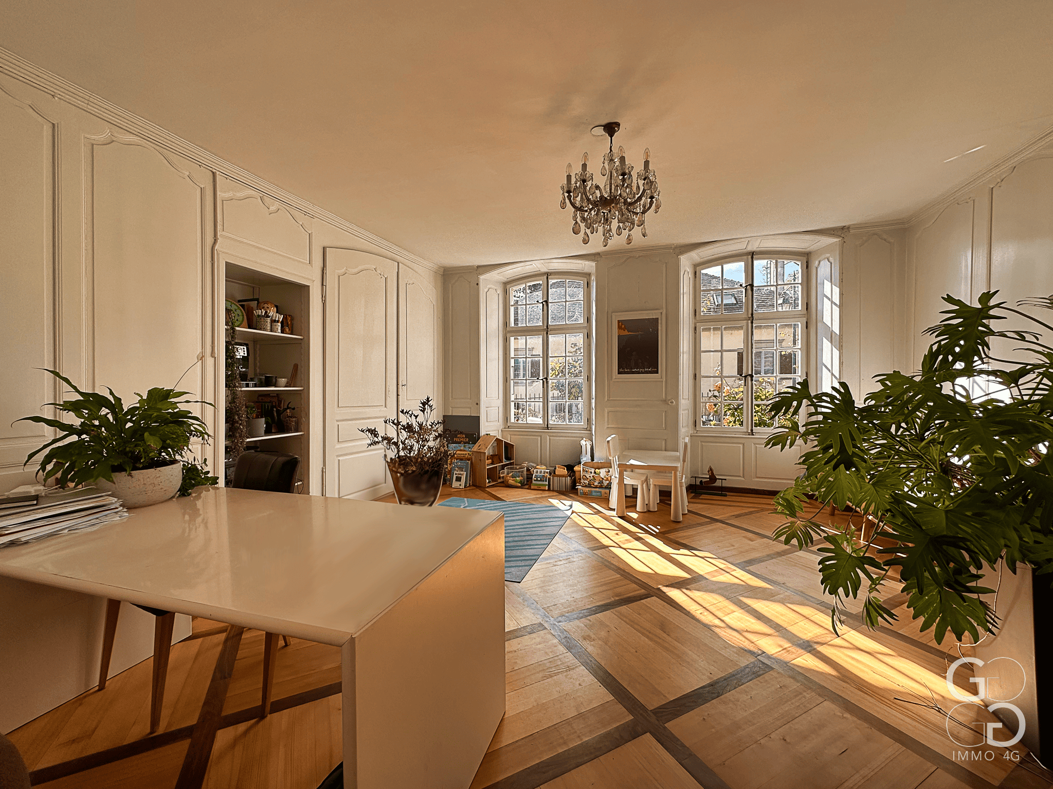 Eleganter Salon mit Stuck und Kronleuchter