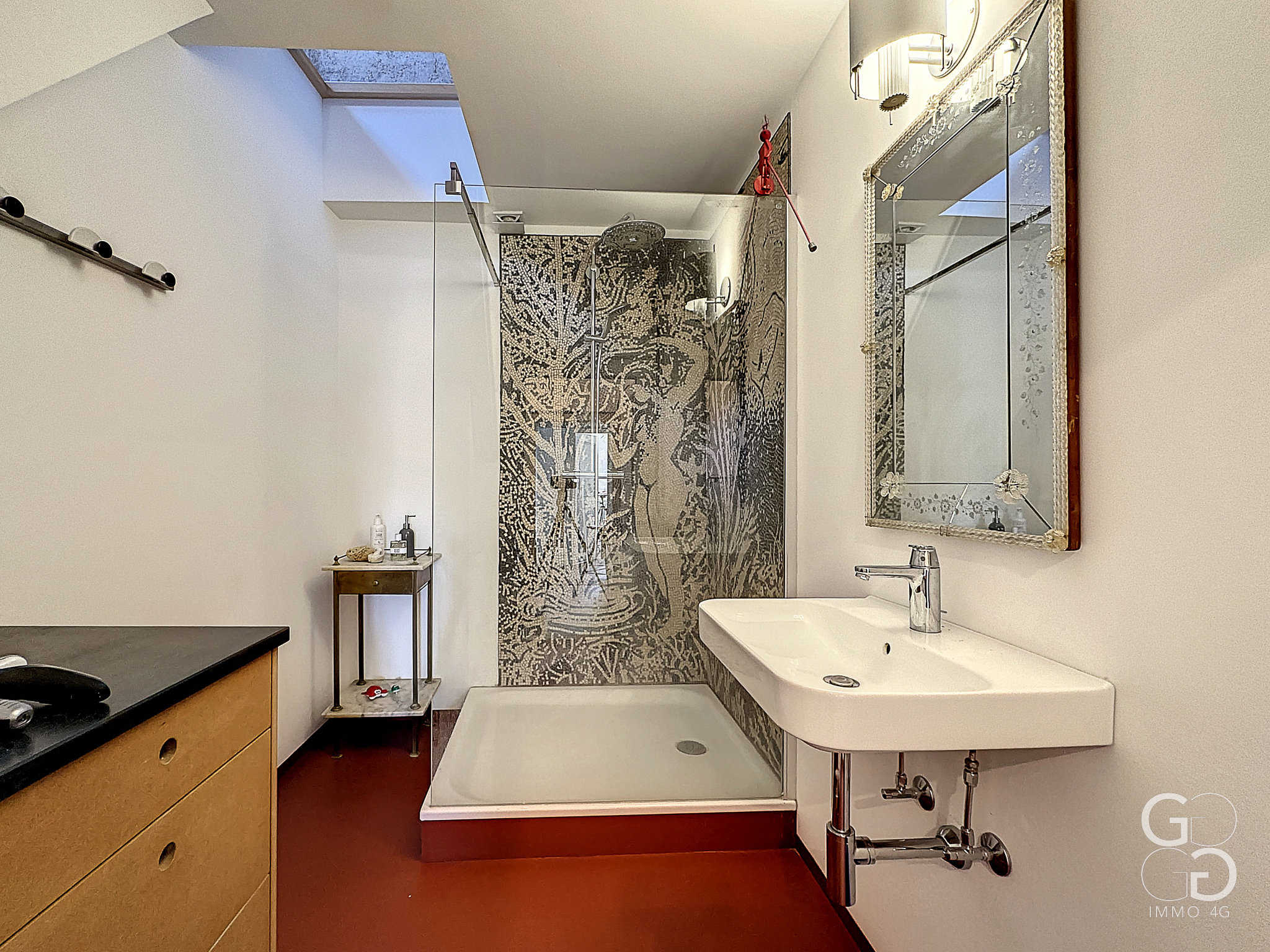 Badezimmer mit Dusche und Oberlicht