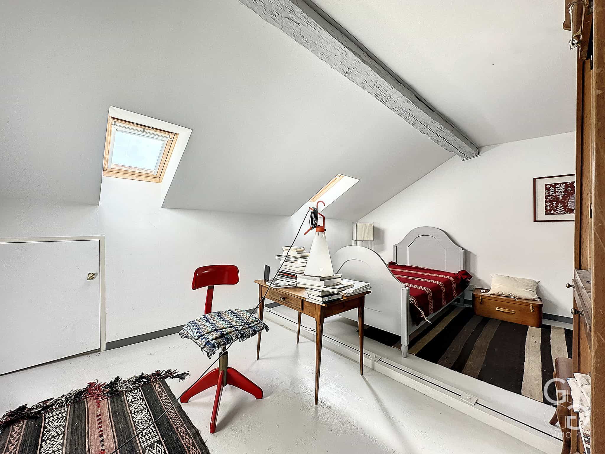 Dachgeschoss-Schlafzimmer mit Arbeitsbereich
