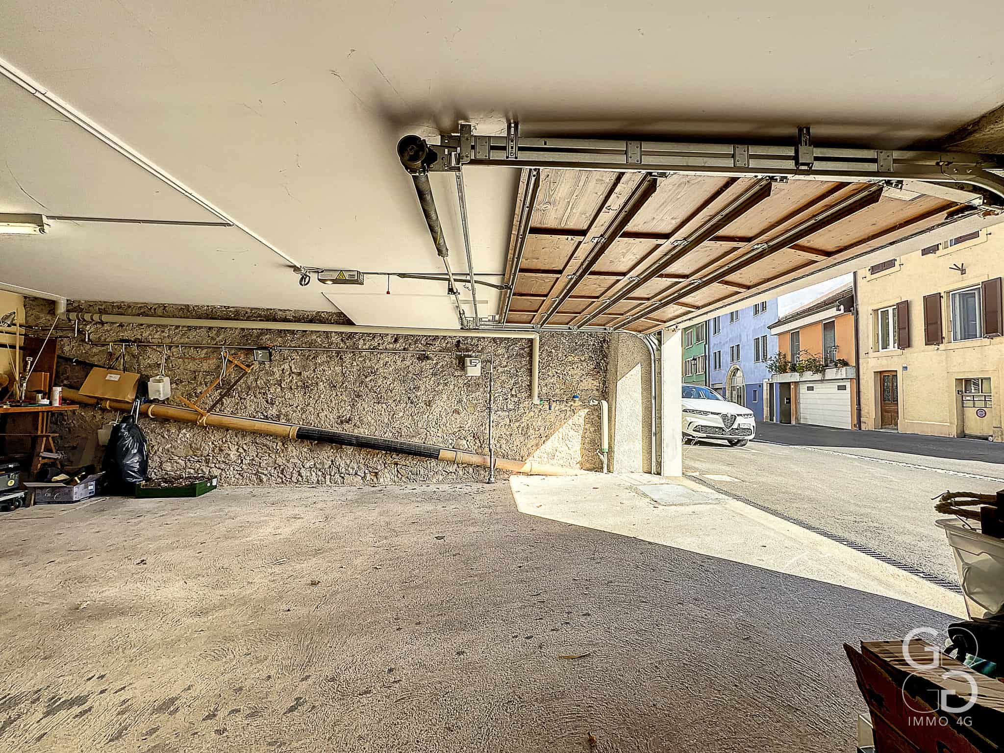 Offene Garage mit Straßenblick