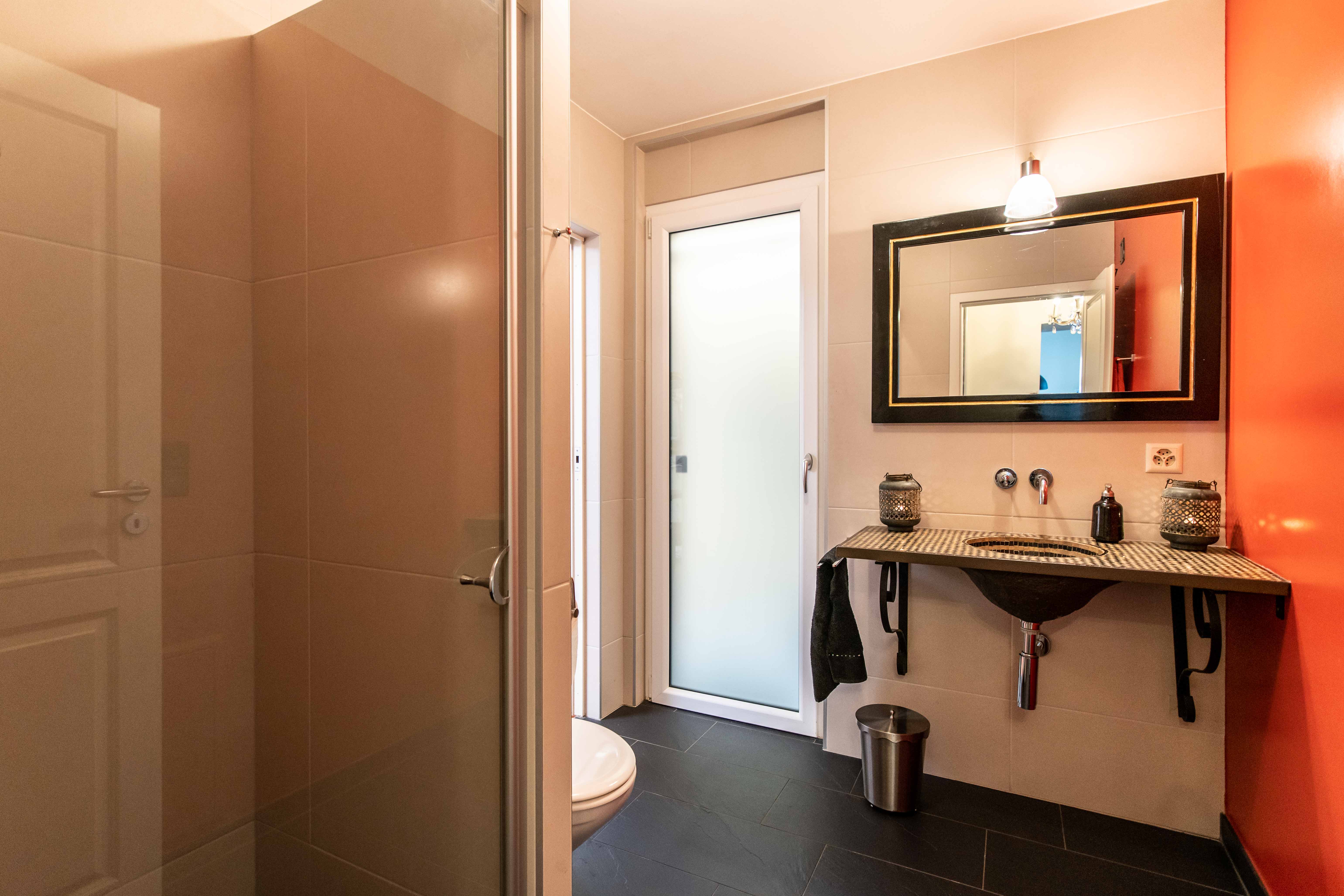 Modernes Badezimmer mit Dusche und Waschtisch