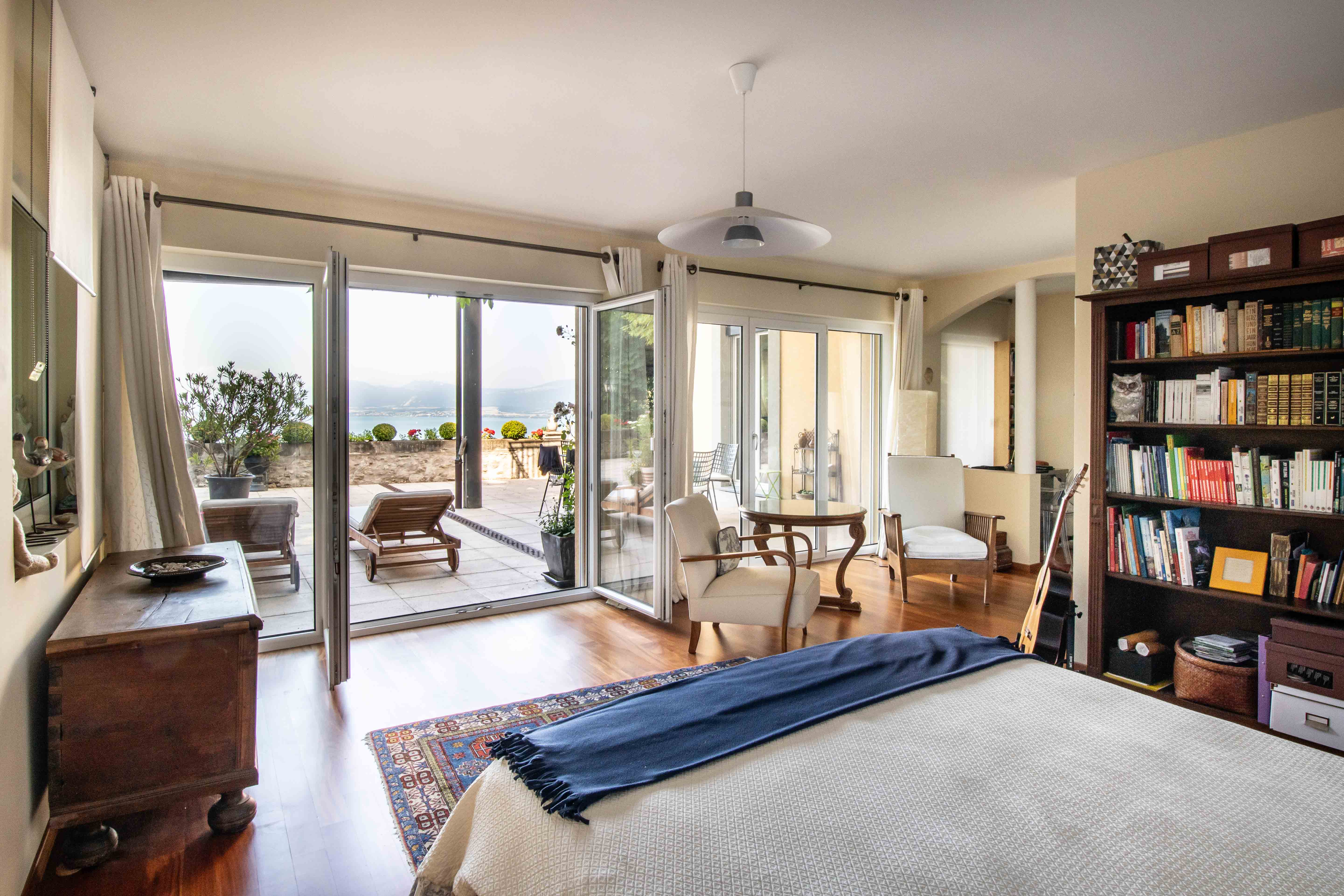 Helles Schlafzimmer mit Meerblick