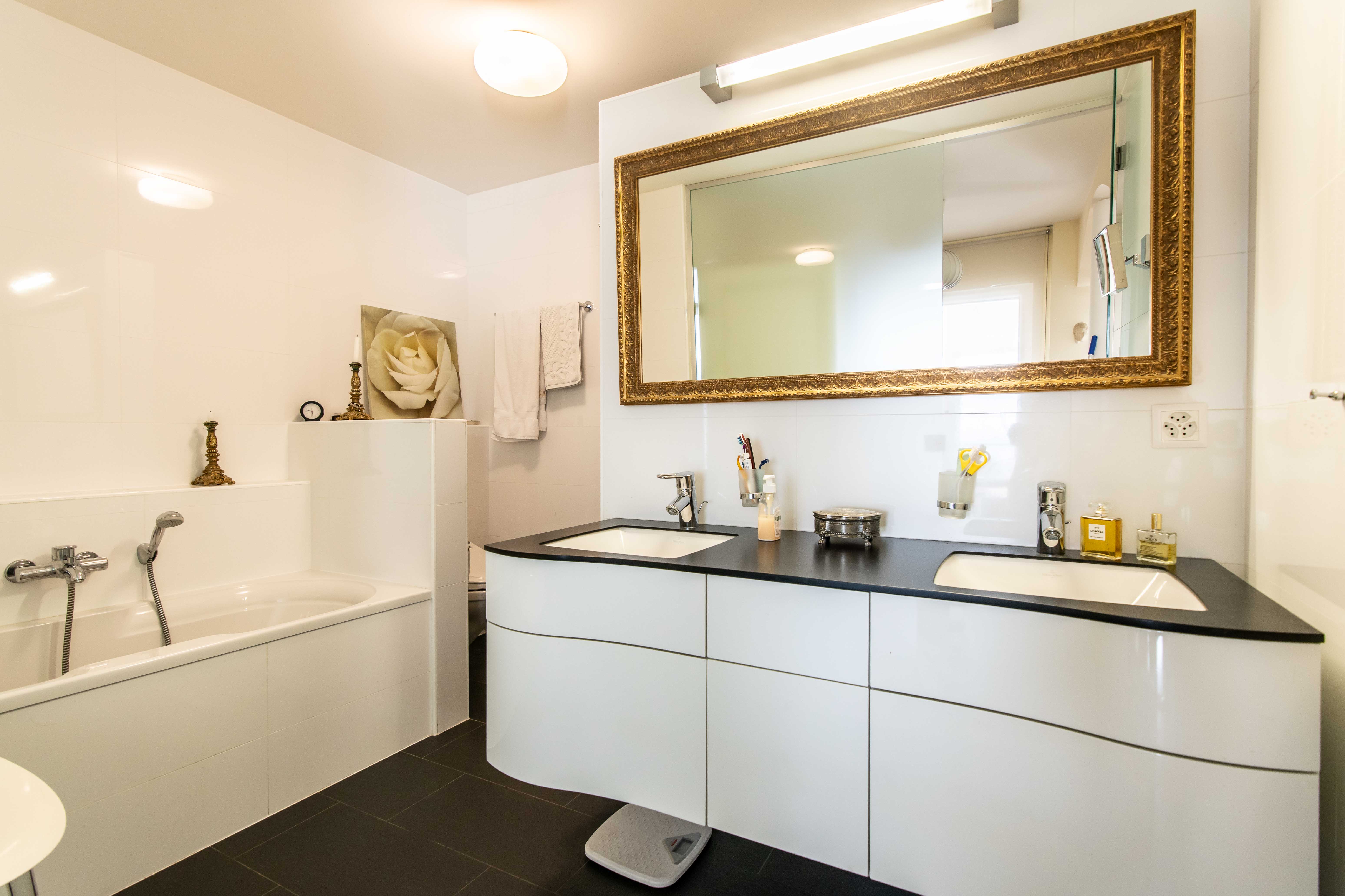 Modernes Badezimmer mit Badewanne und Doppelwaschtisch
