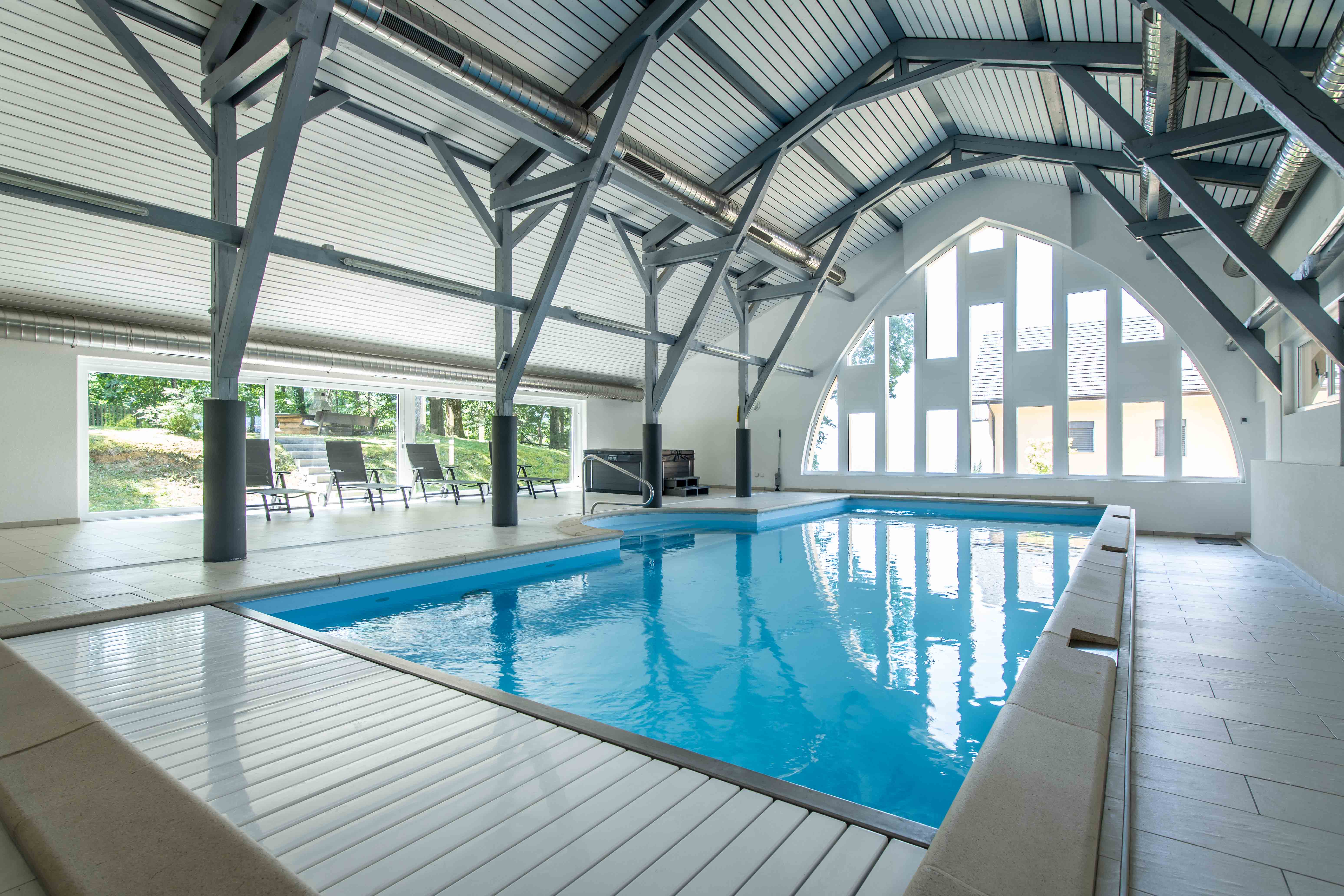 Innenpool mit großzügiger Halle