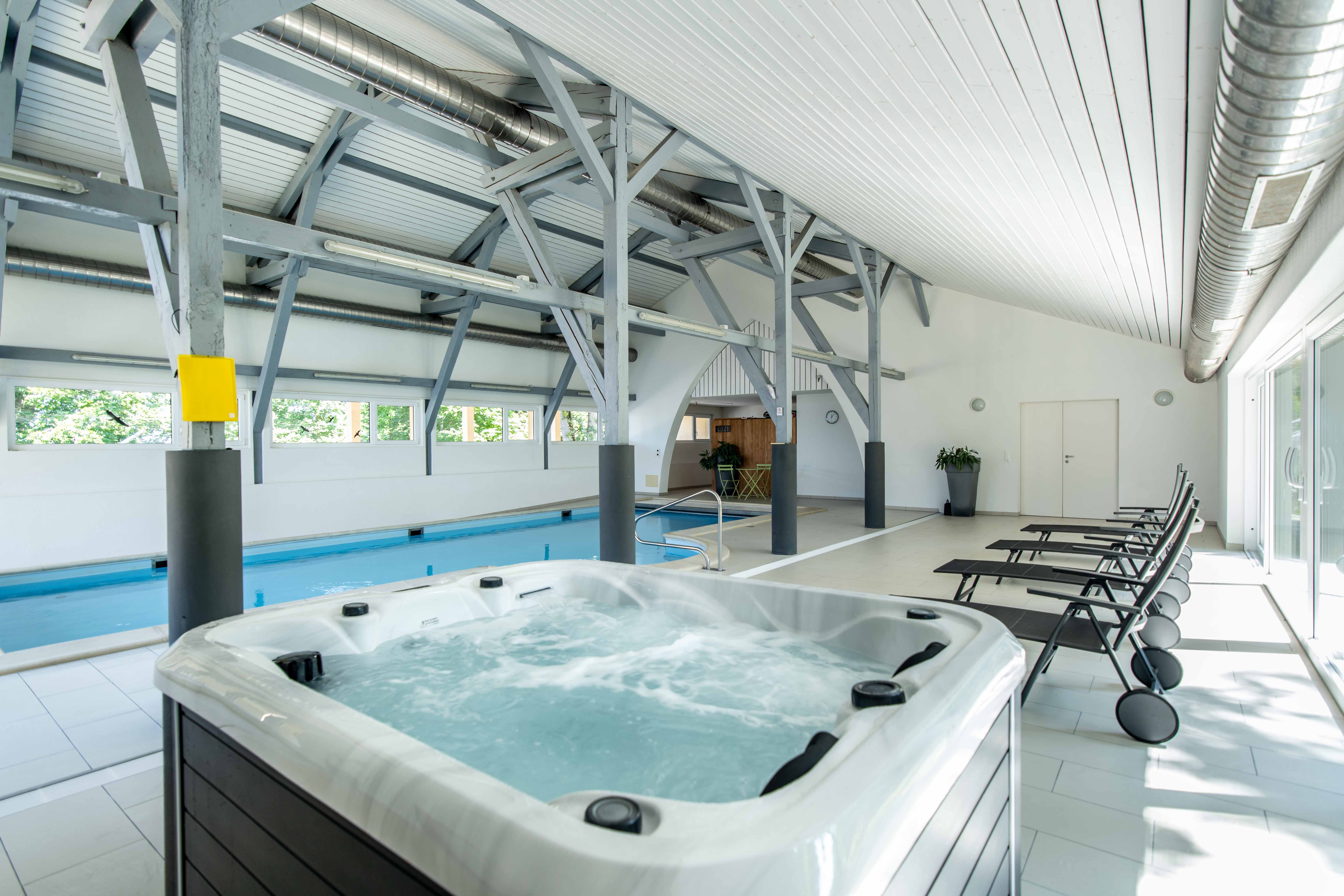 Indoorpool mit Whirlpool