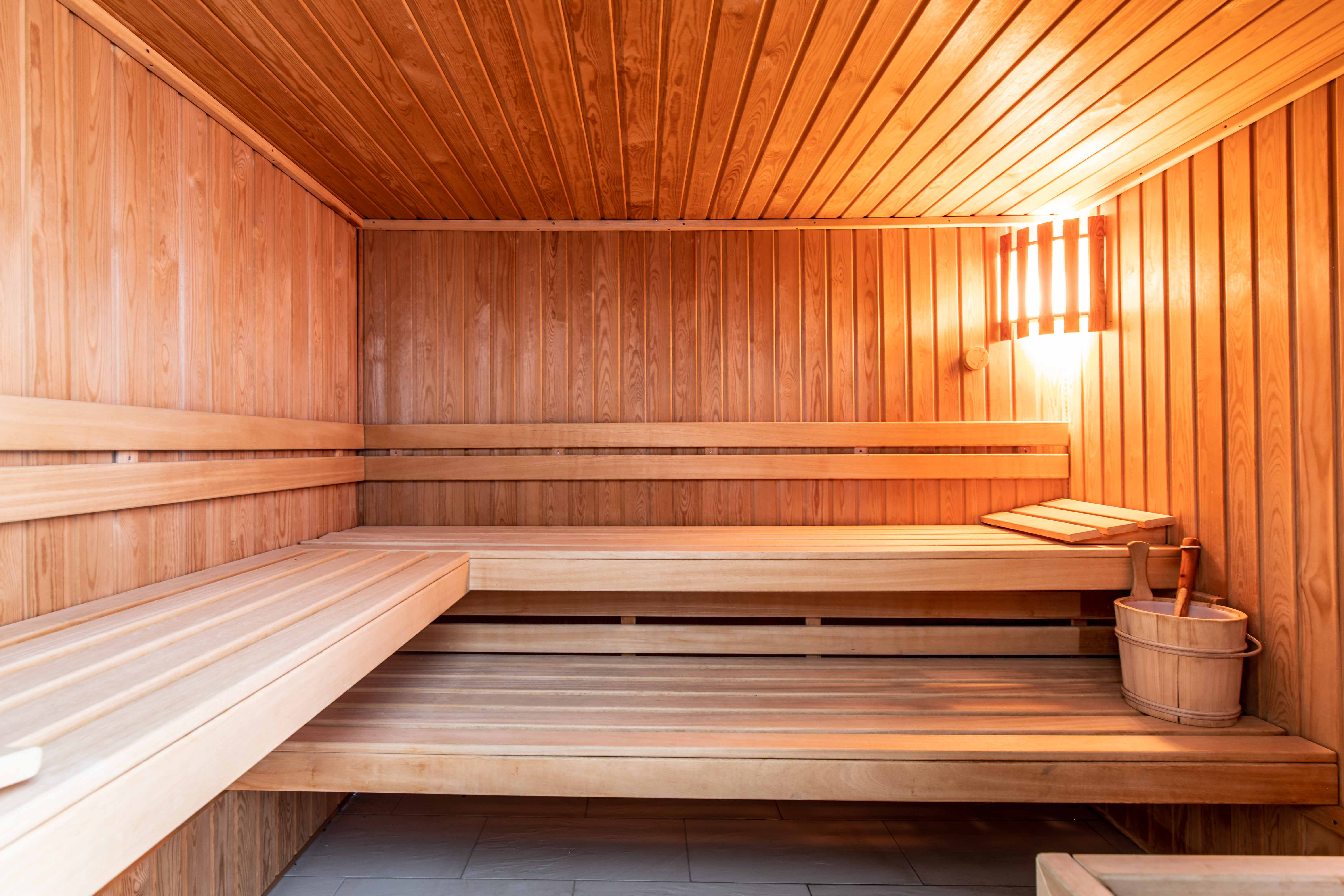 Holzsauna mit Bänken
