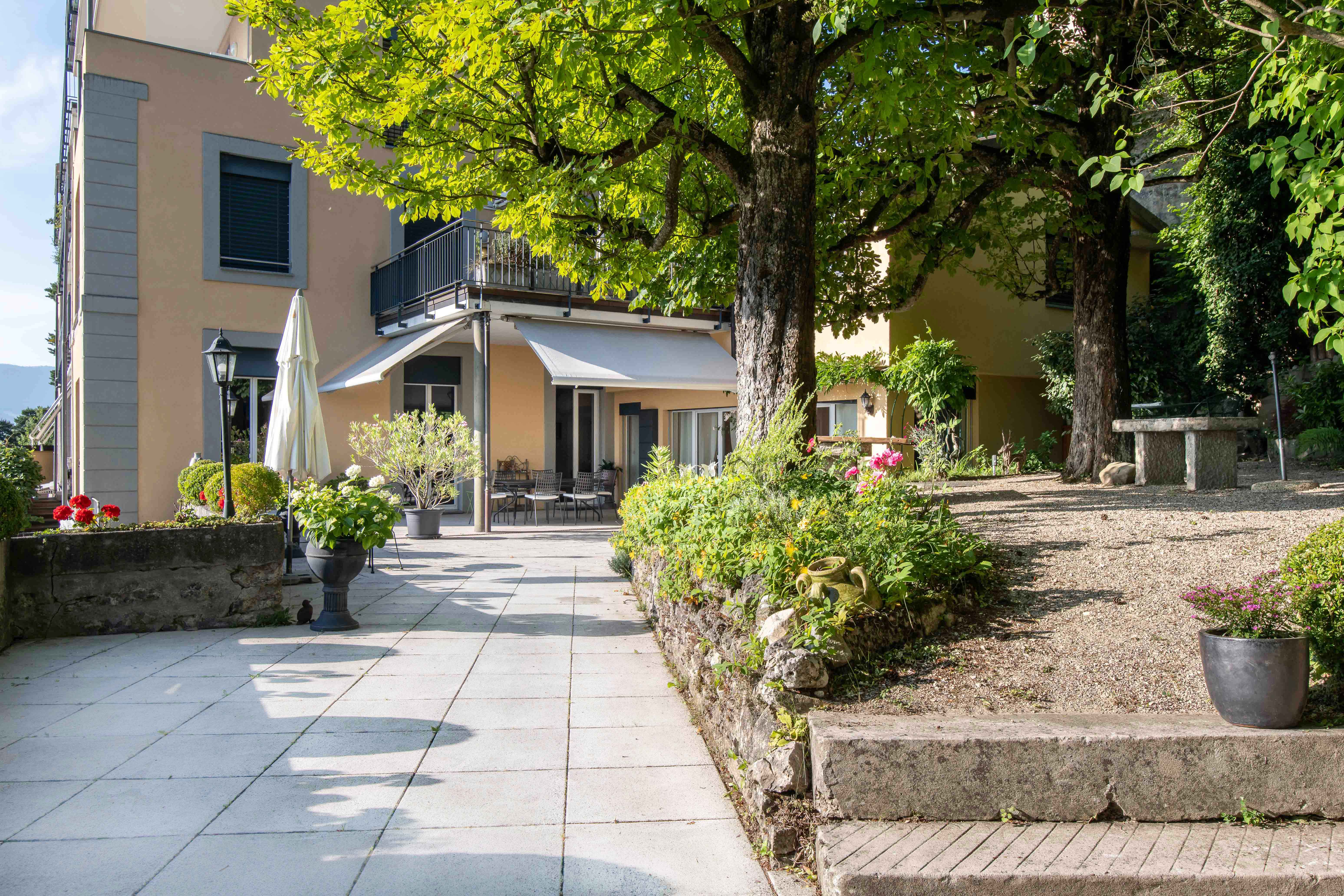 Außenansicht eines Hauses mit Terrasse und Garten