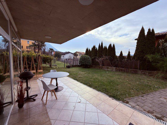 Überdachte Terrasse mit Gartenblick