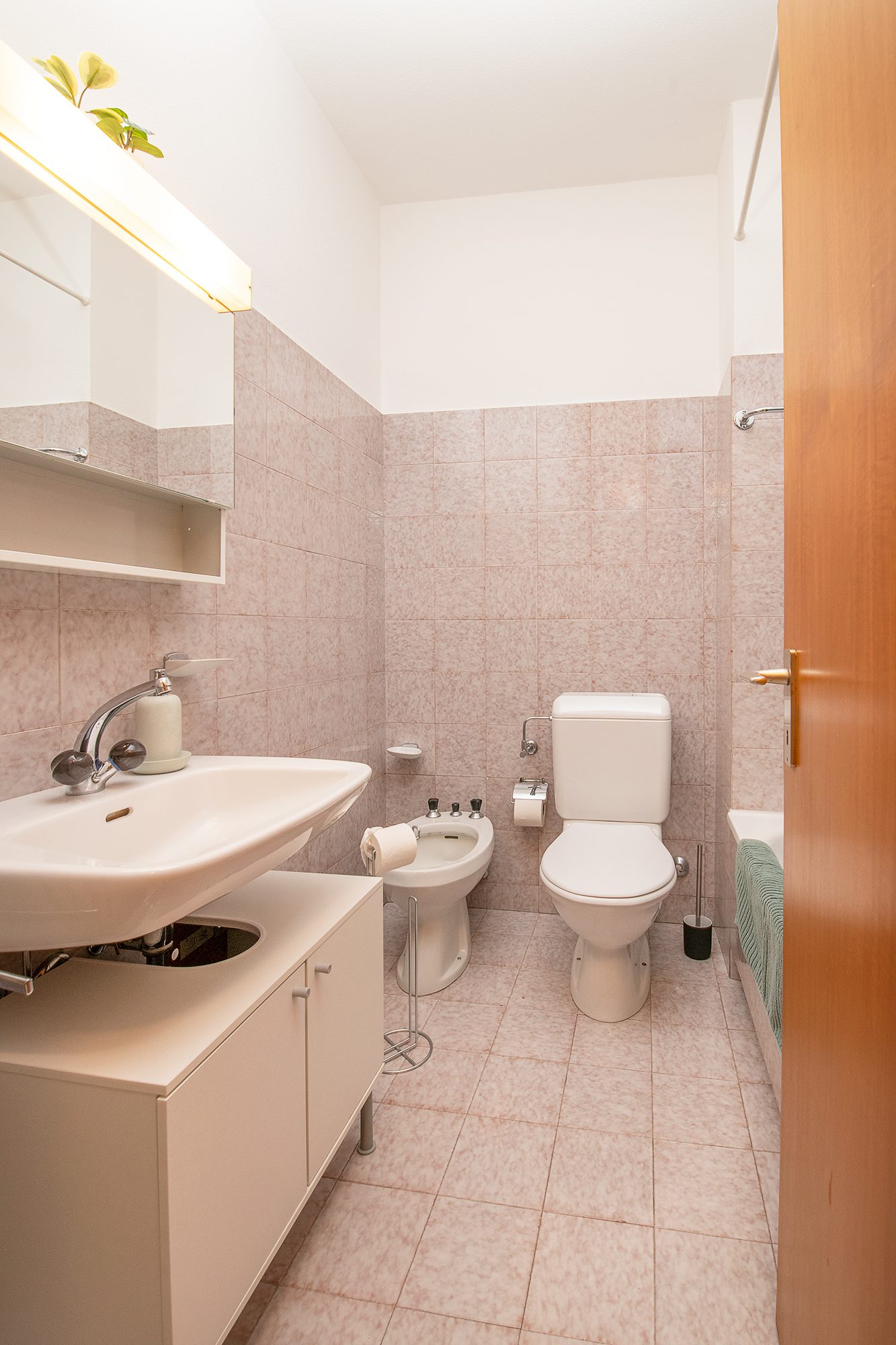 Kleines Gäste-WC mit Waschbecken und WC