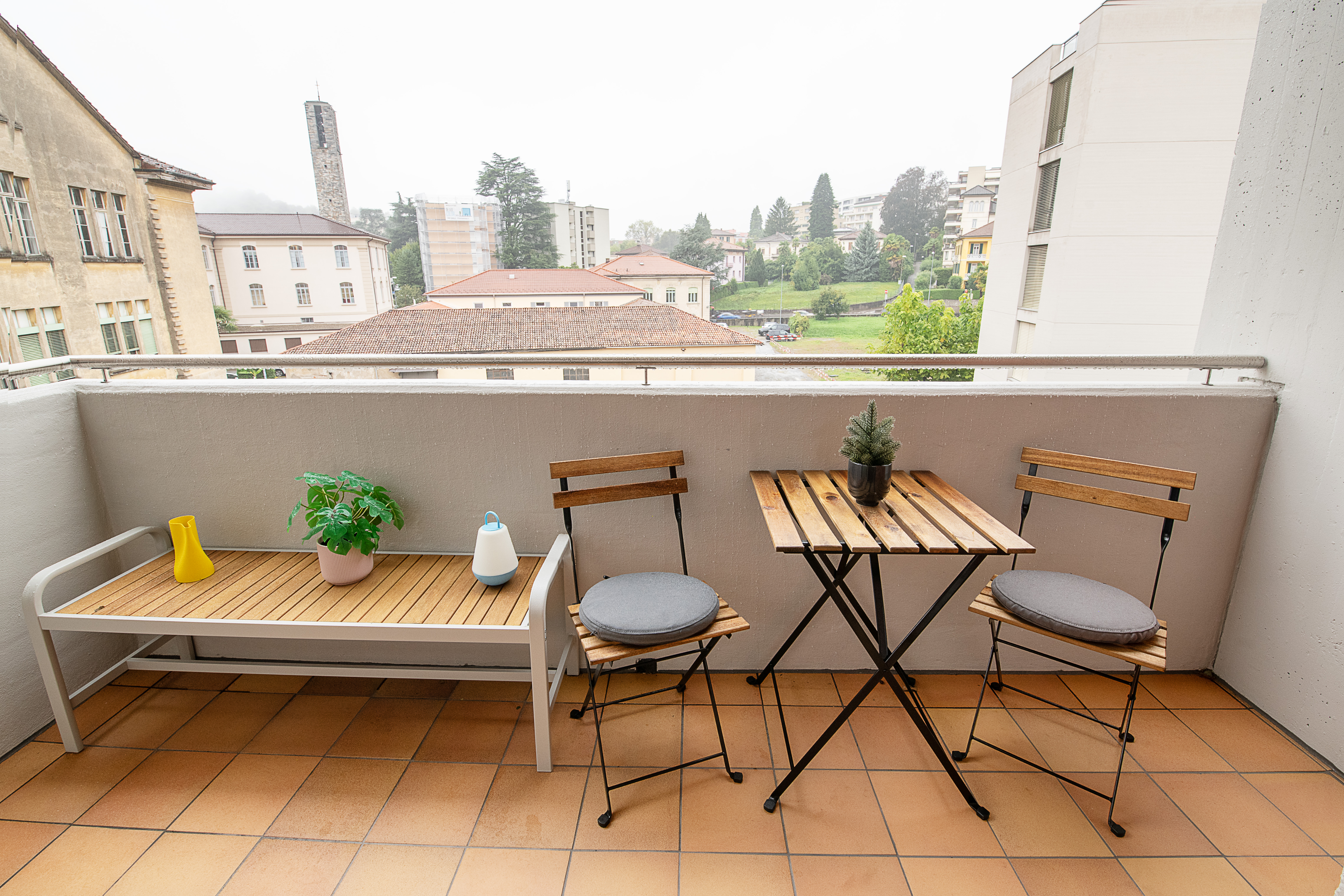 Balkon mit Sitzgruppe und Stadtblick