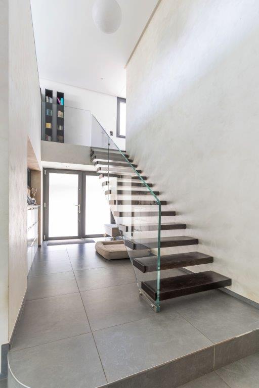 Moderner Eingangsbereich mit Treppe
