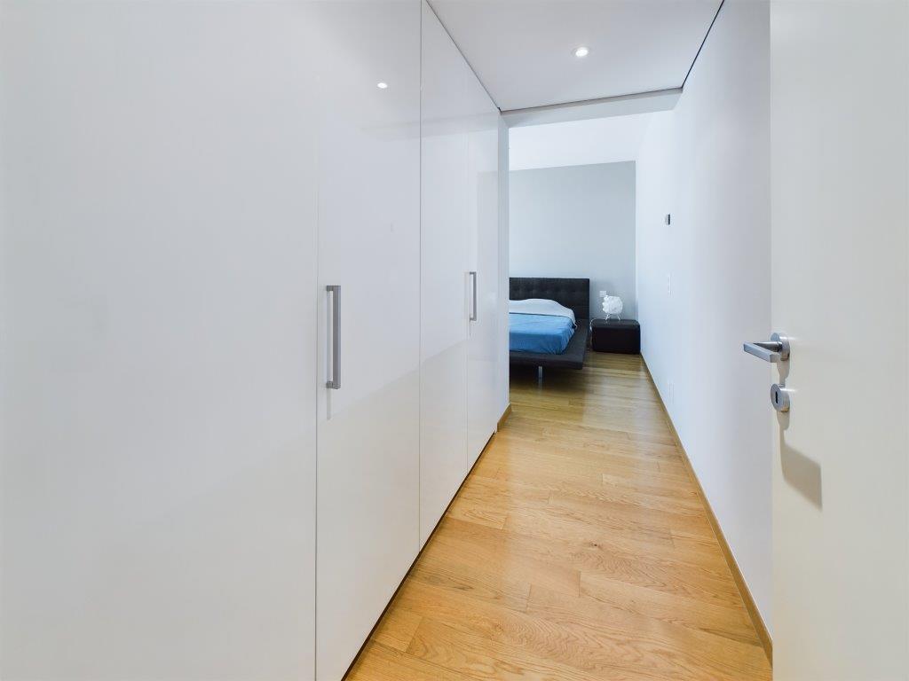 Minimalistischer Flur mit Blick ins Schlafzimmer