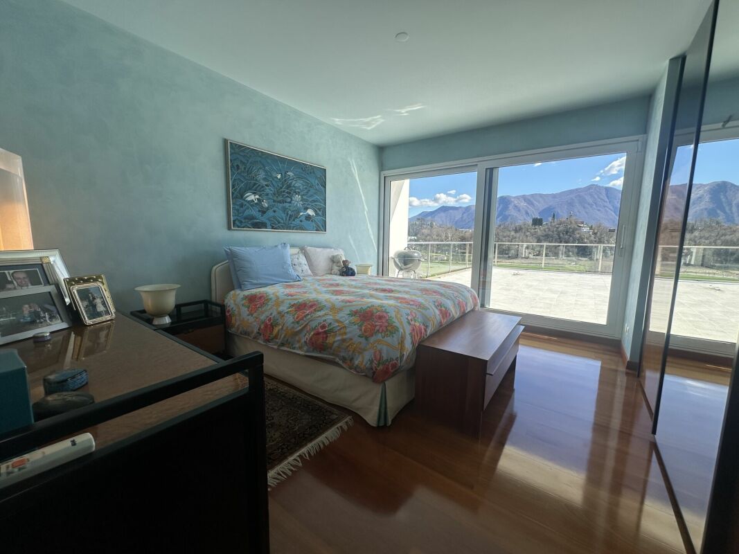 Helles Schlafzimmer mit Bergblick