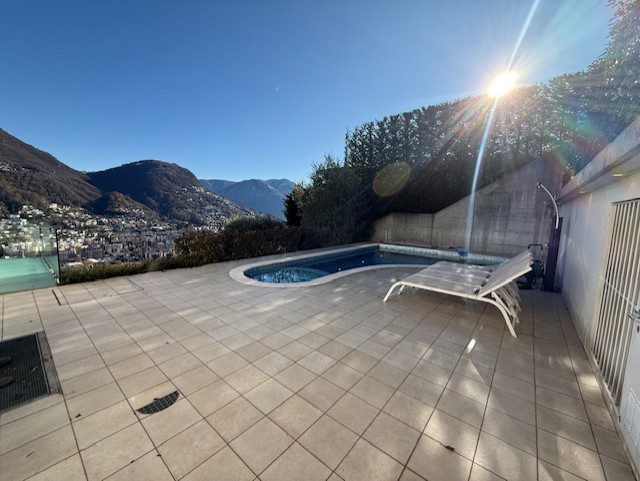 Terrasse mit Pool und Bergblick