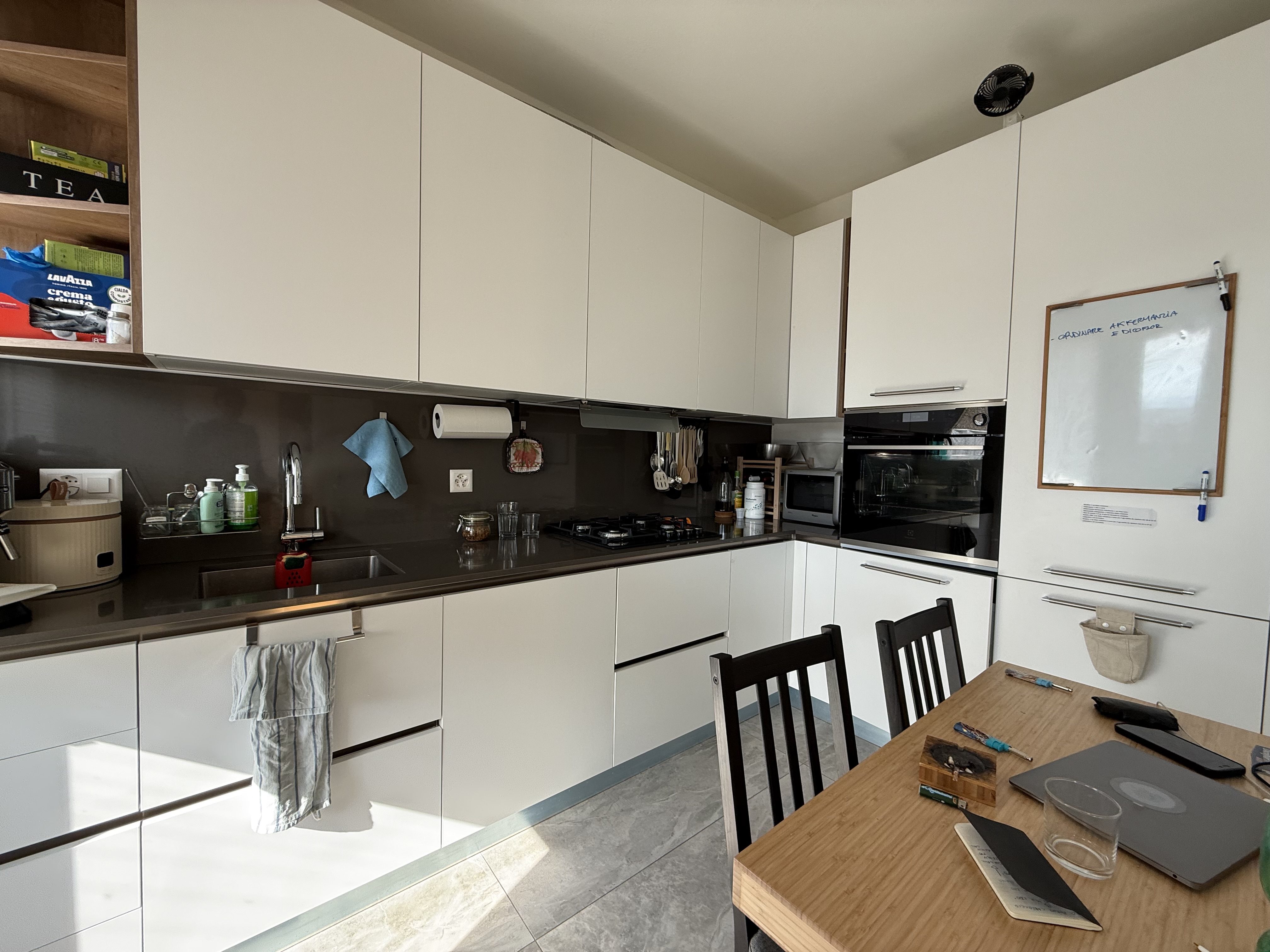 Moderne Einbauküche mit Essbereich