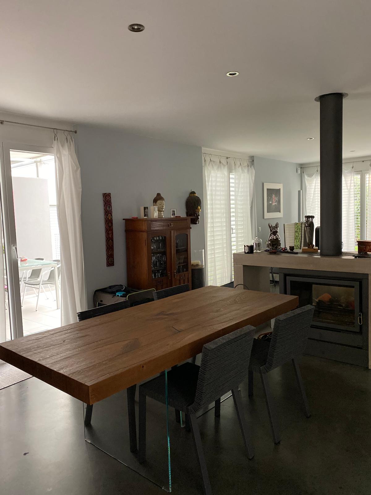 Essbereich mit Kamin und Holztisch