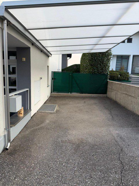 Überdachter Außenstellplatz mit Sichtschutz