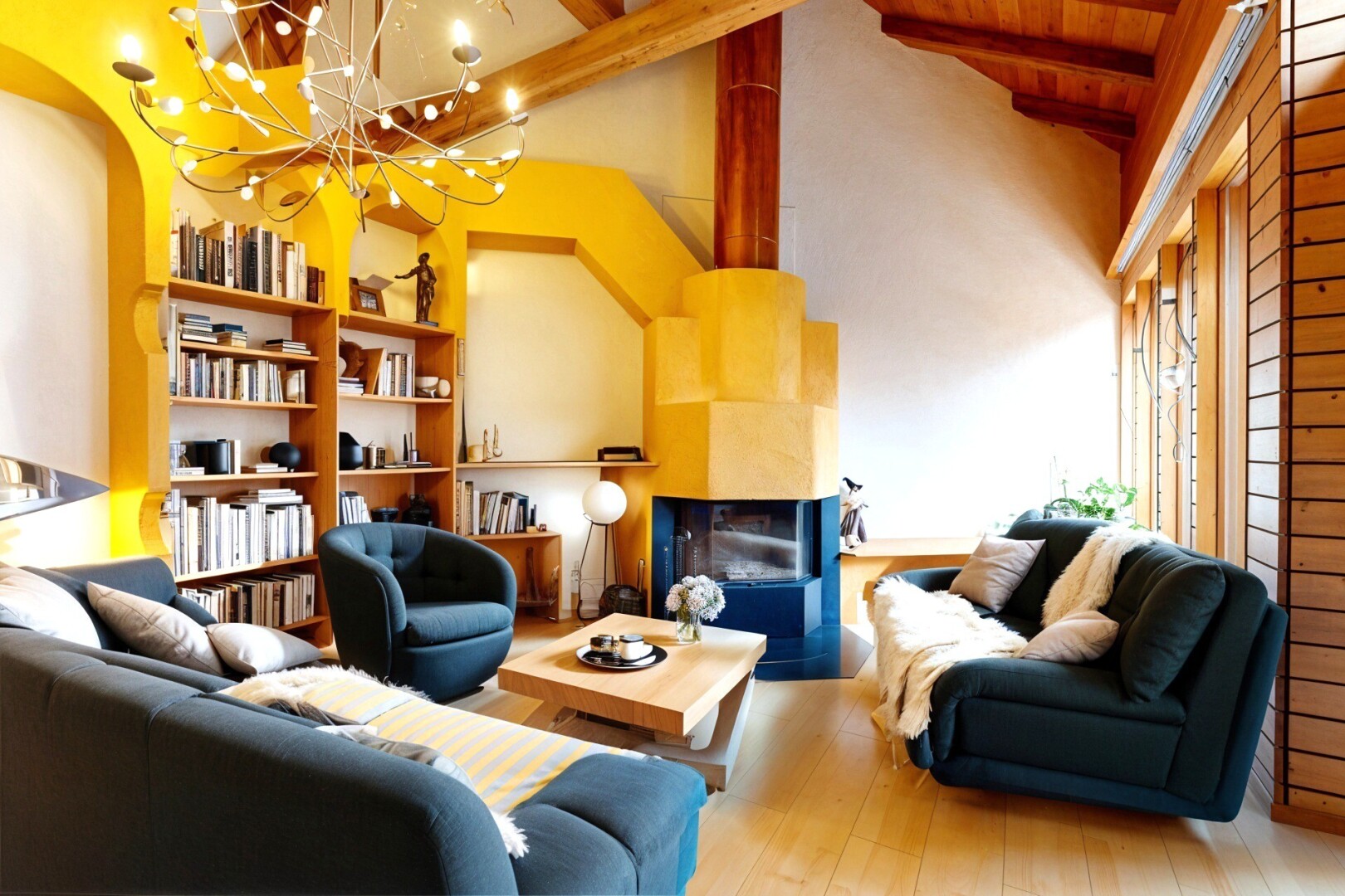 Gemütliches Wohnzimmer mit Kamin und Bücherregalen