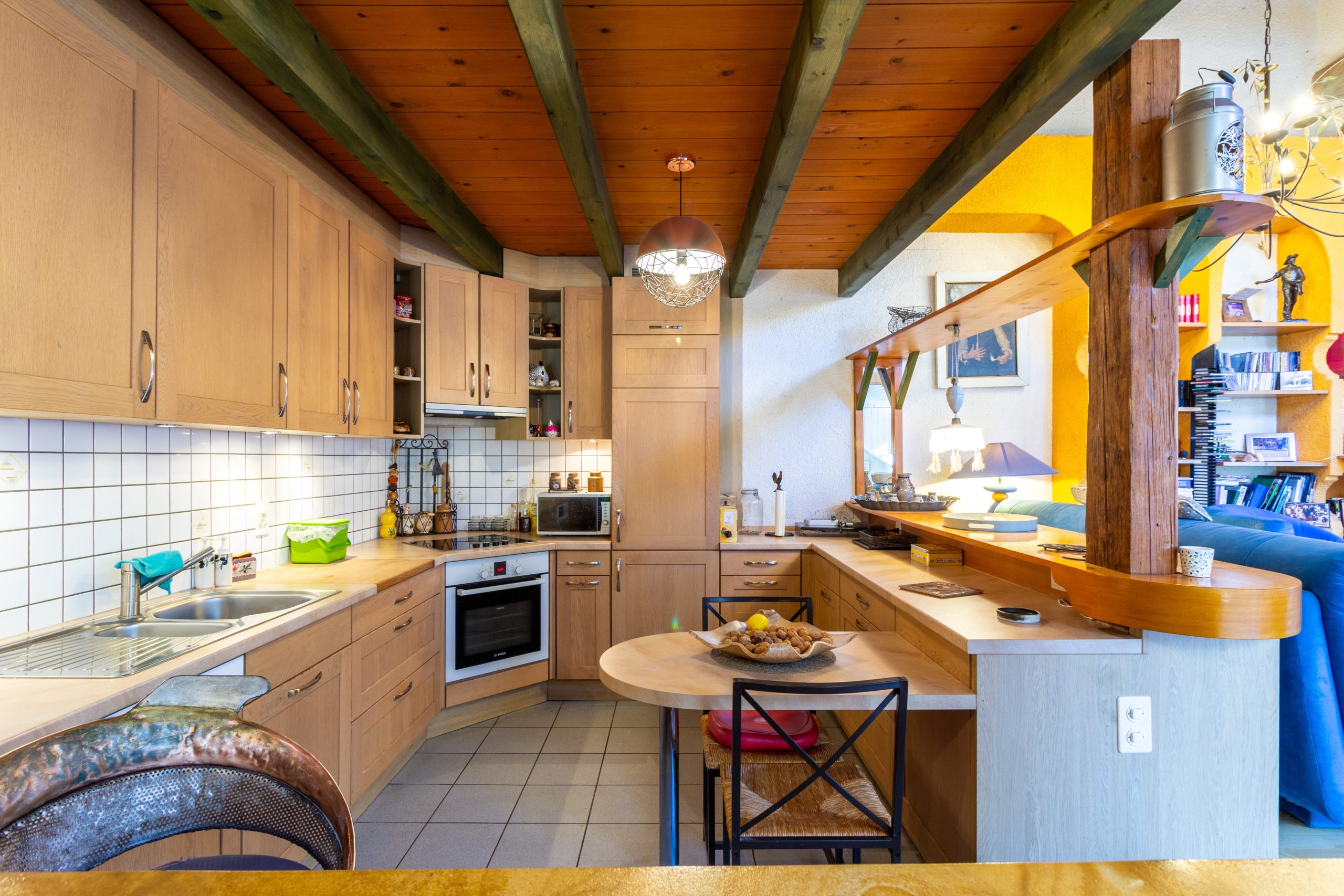 Gemütliche Wohnküche mit Holzdecke