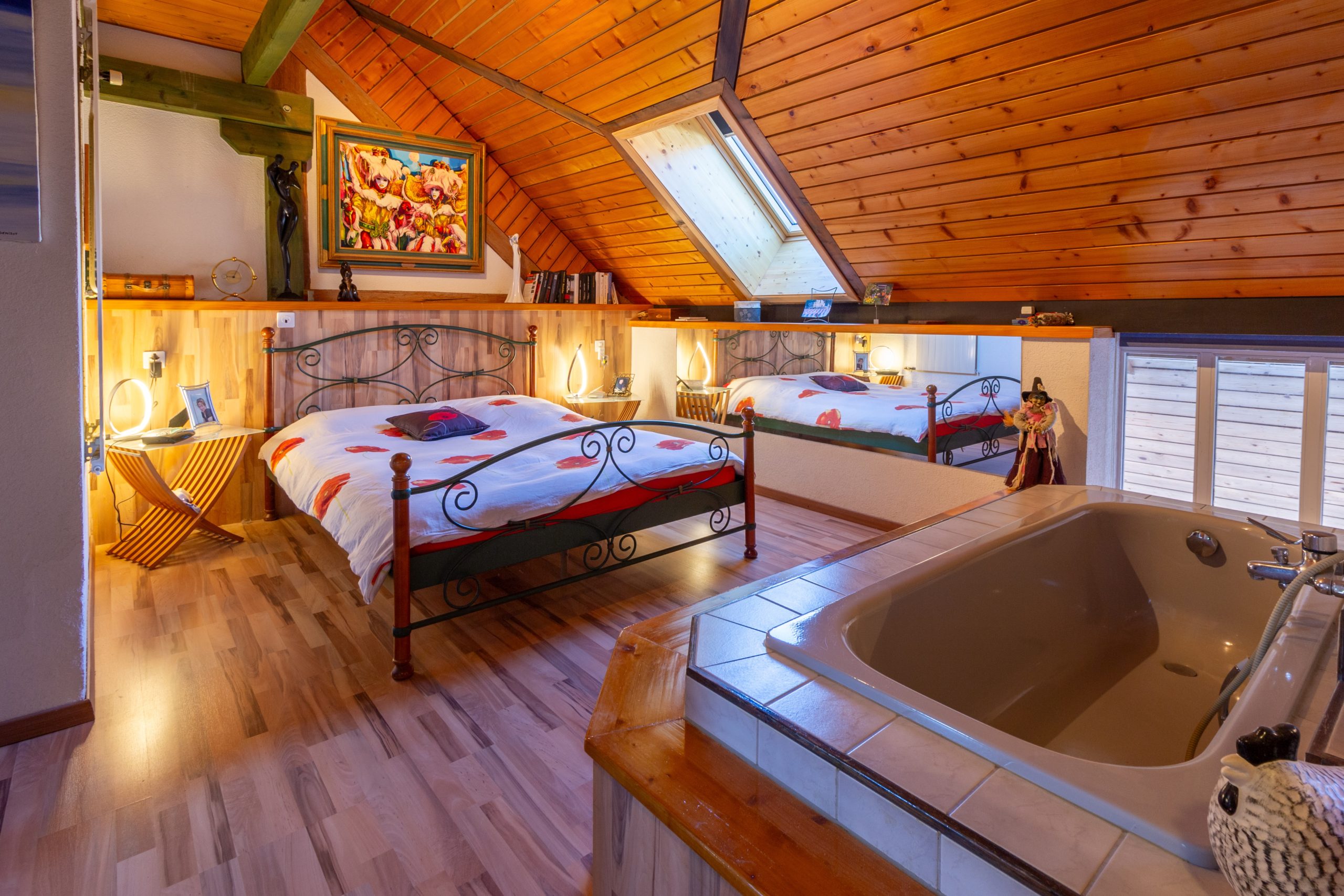 Gemütliches Dachgeschoss-Schlafzimmer mit Badewanne