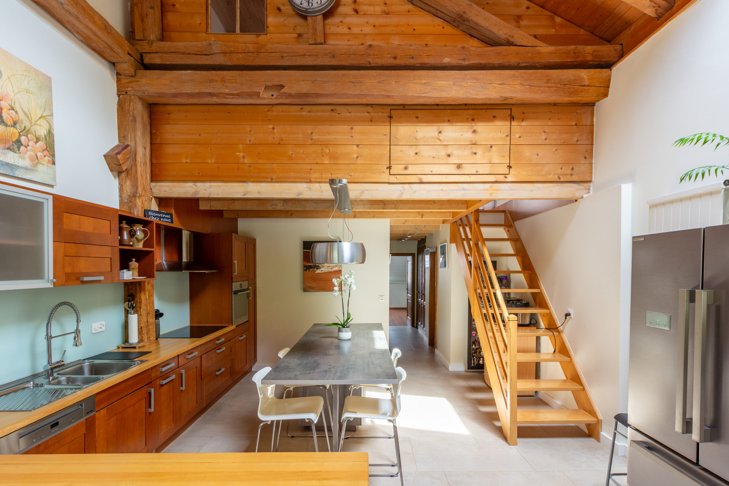 Rustikale Küche mit offener Holzdecke