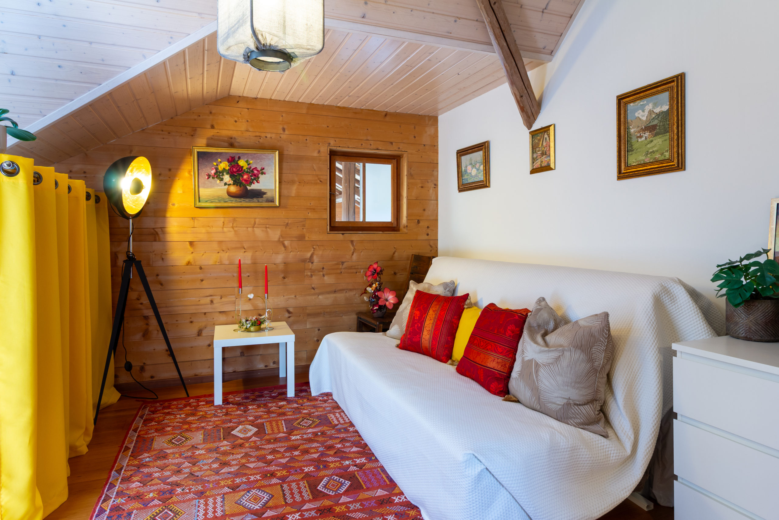 Gemütliches Dachgeschoss-Wohnzimmer mit Holzverkleidung