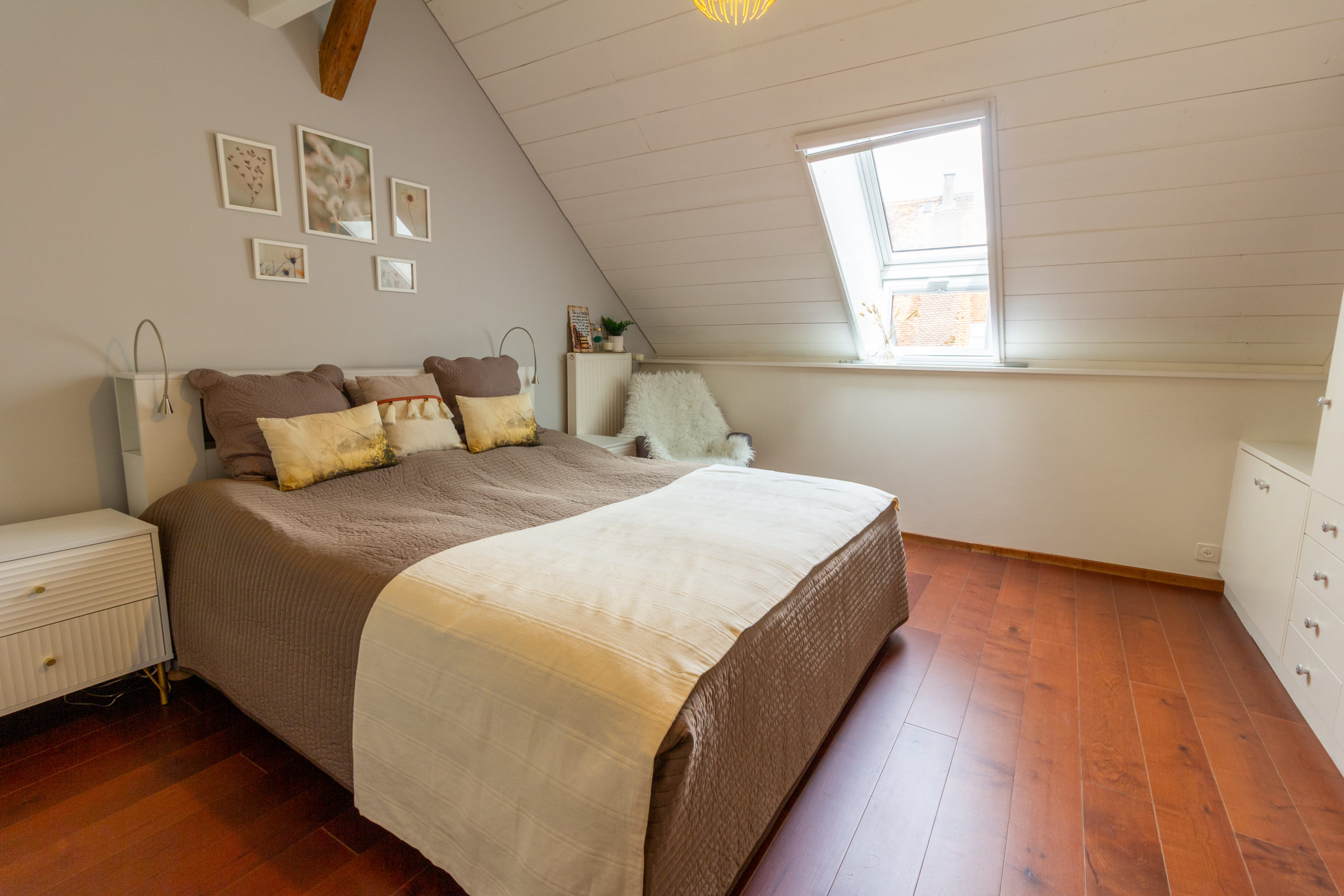Helles Schlafzimmer im Dachgeschoss
