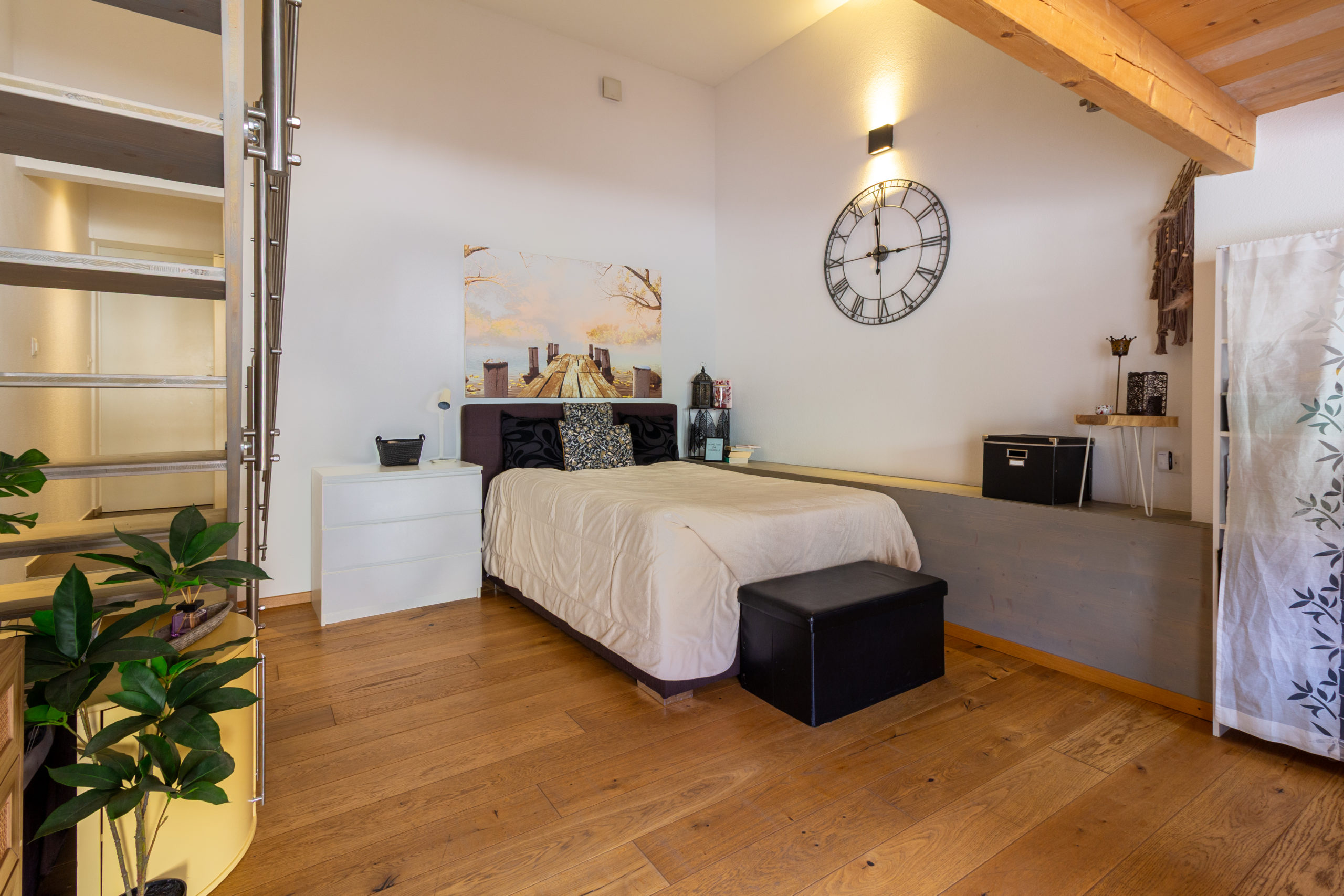 Gemütliches Schlafzimmer mit Holzdecke