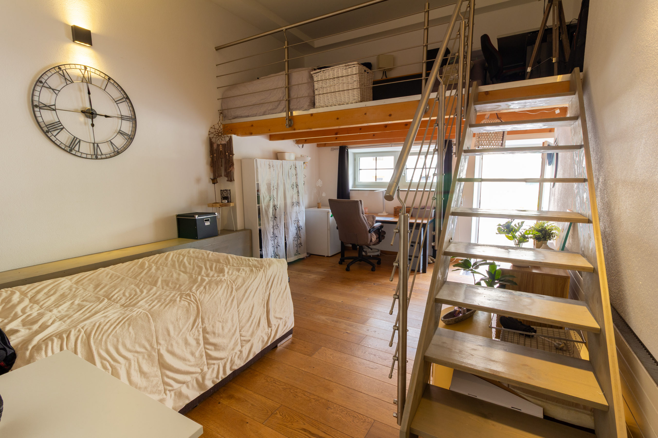 Galerie-Schlafzimmer mit Arbeitsbereich