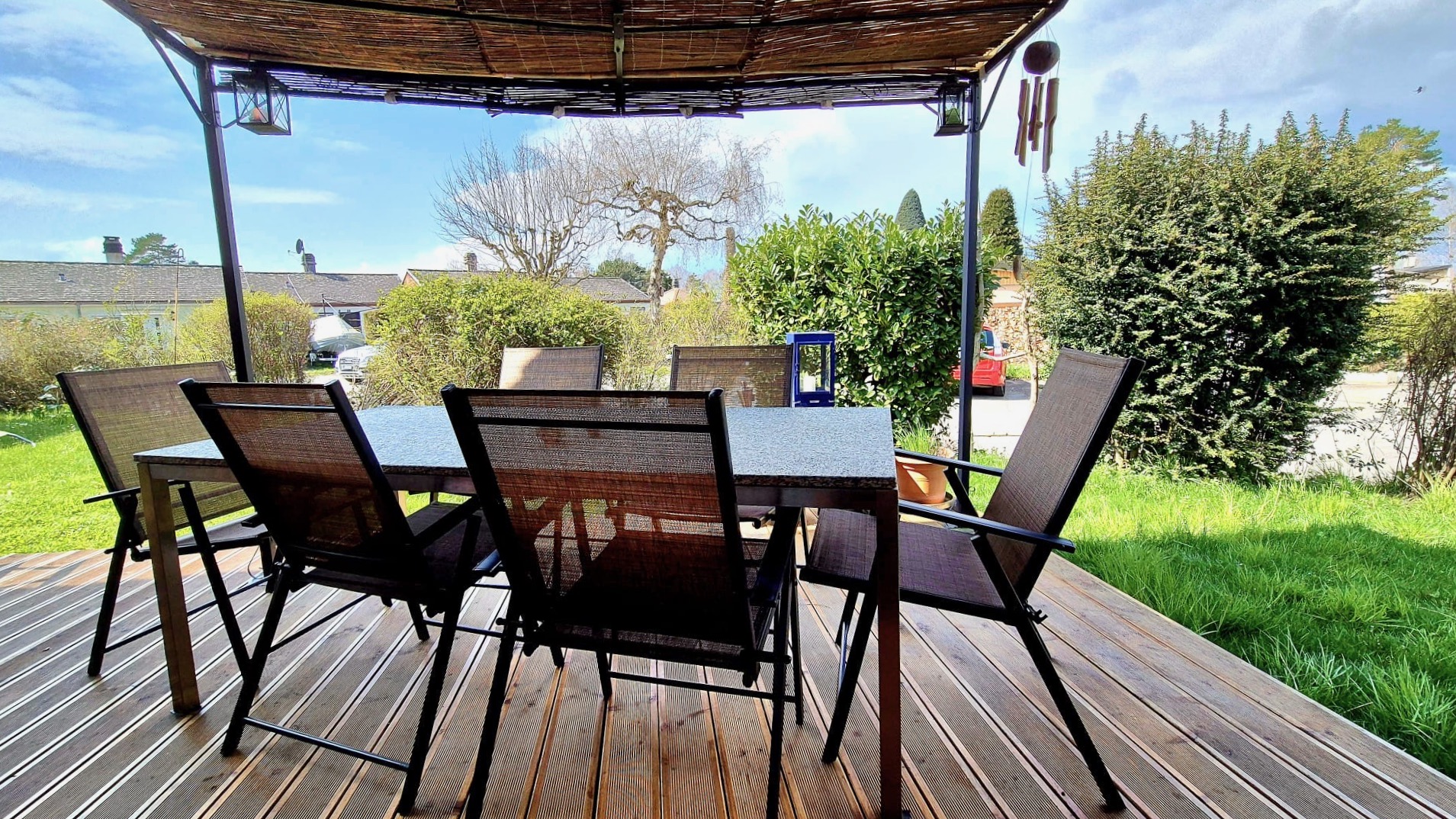Überdachte Terrasse mit Essplatz im Garten