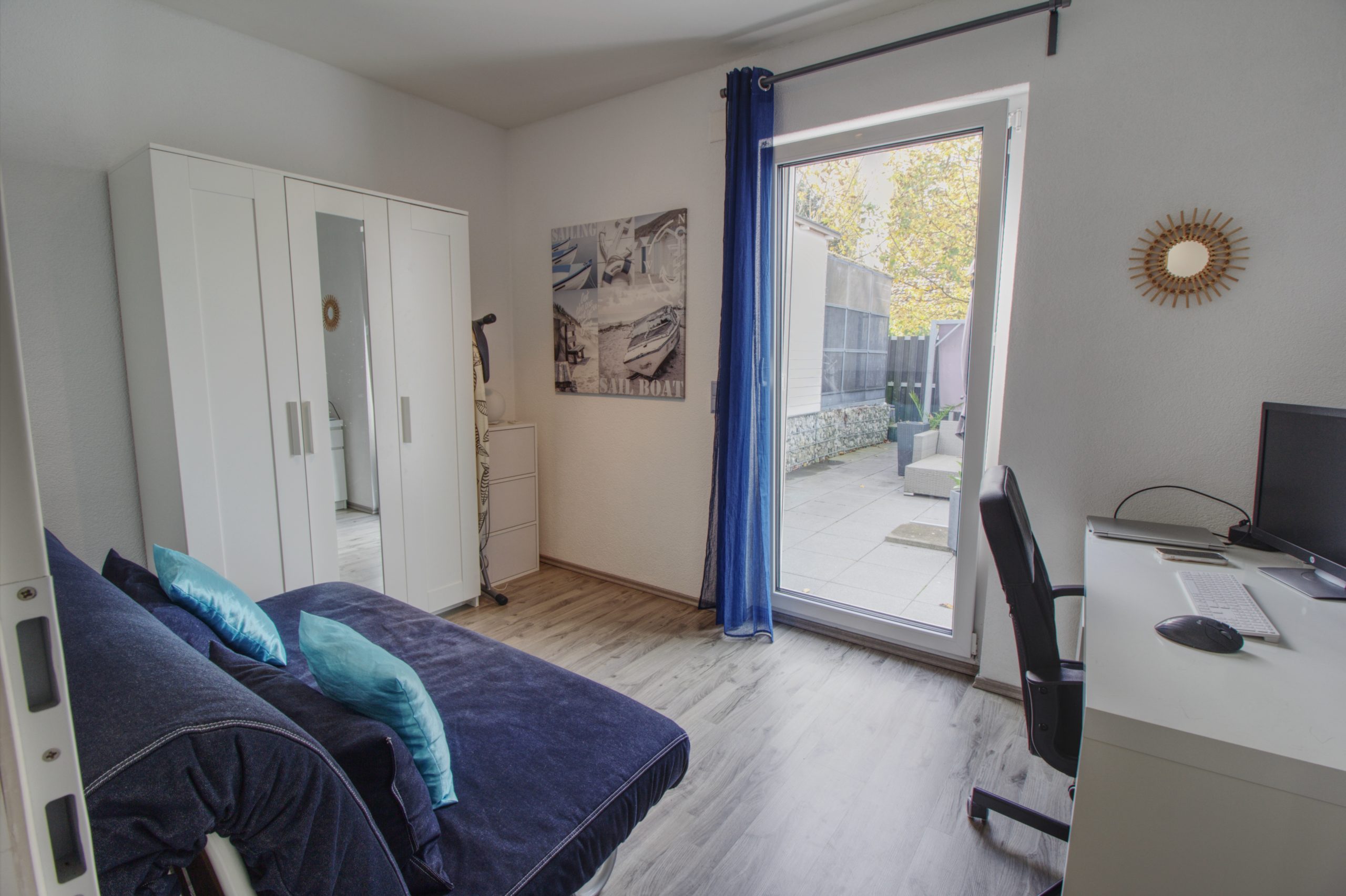 Helles Arbeits-/Schlafzimmer mit Balkonzugang