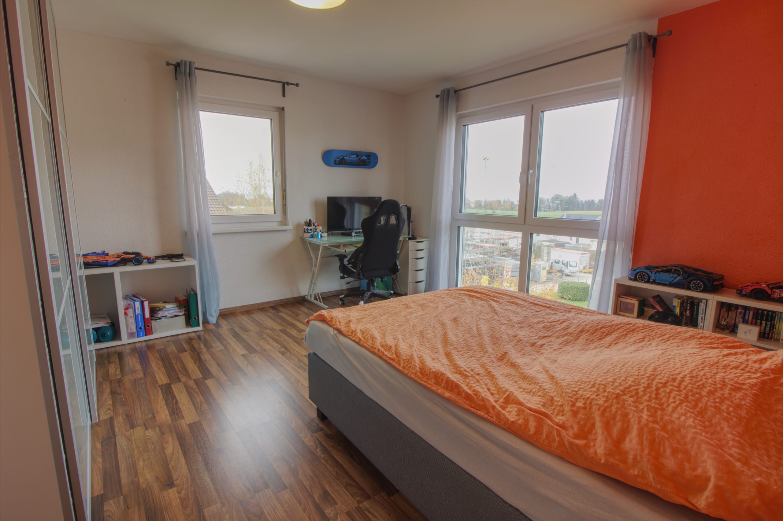 Modernes Schlafzimmer mit Arbeitsplatz