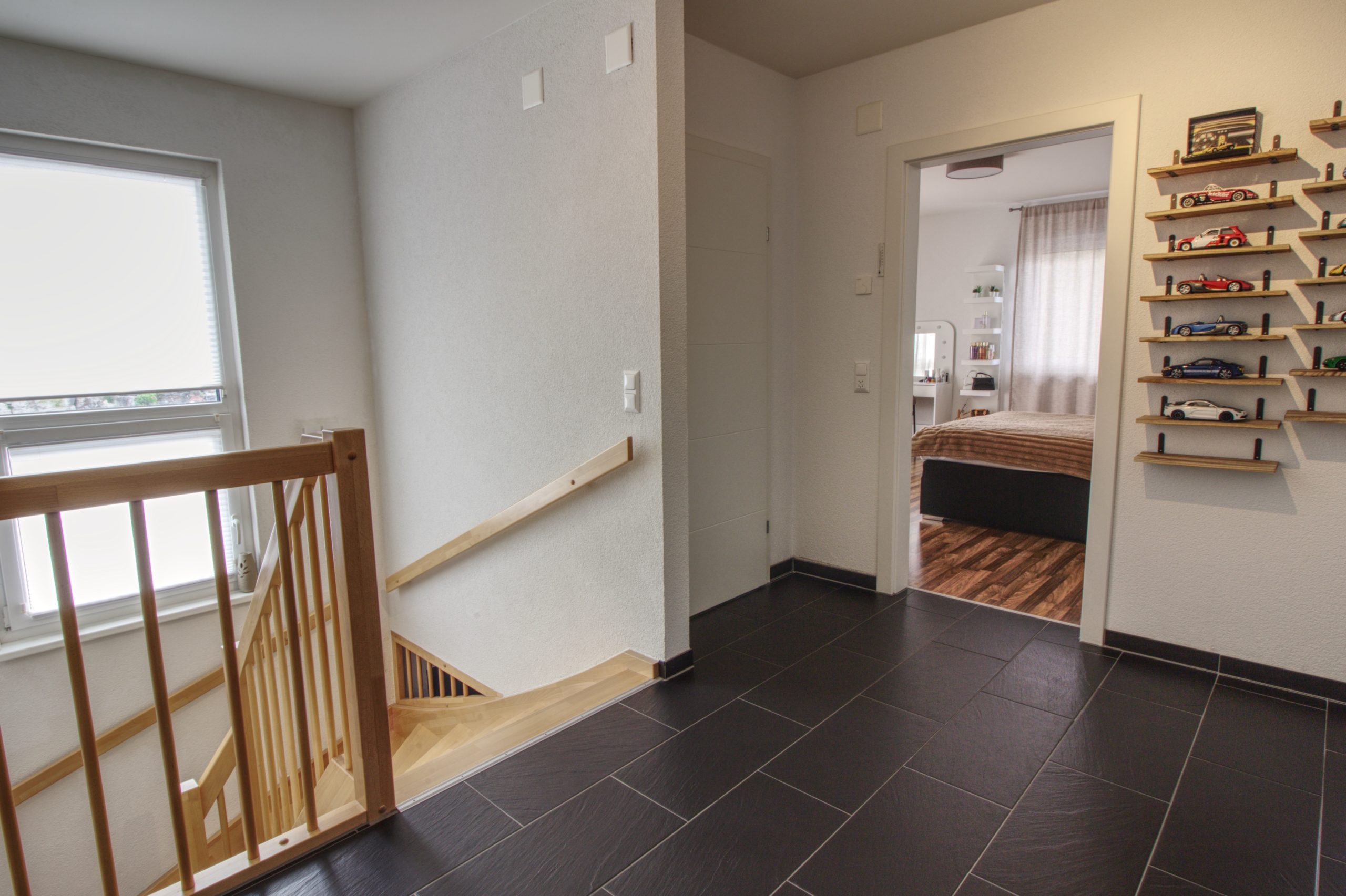 Treppenhaus-Flur mit Blick ins Schlafzimmer